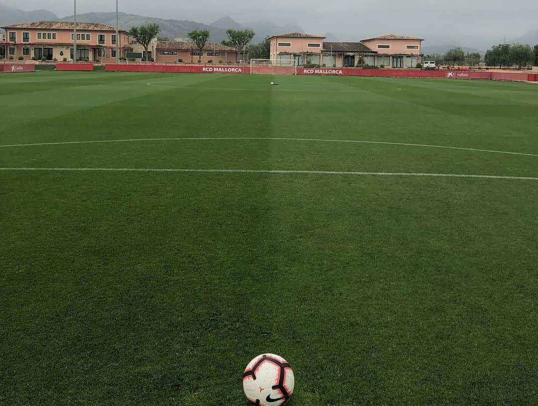 アダム・ララーナさんのインスタグラム写真 - (アダム・ララーナInstagram)「Buzzing for Real Mallorca on their promotion. Very kindly allowed me to use their training facilities while on holiday and take in a game. Cracking club and even better group of people ❤ congrats 🙌🏻💥」6月24日 16時22分 - officiallallana