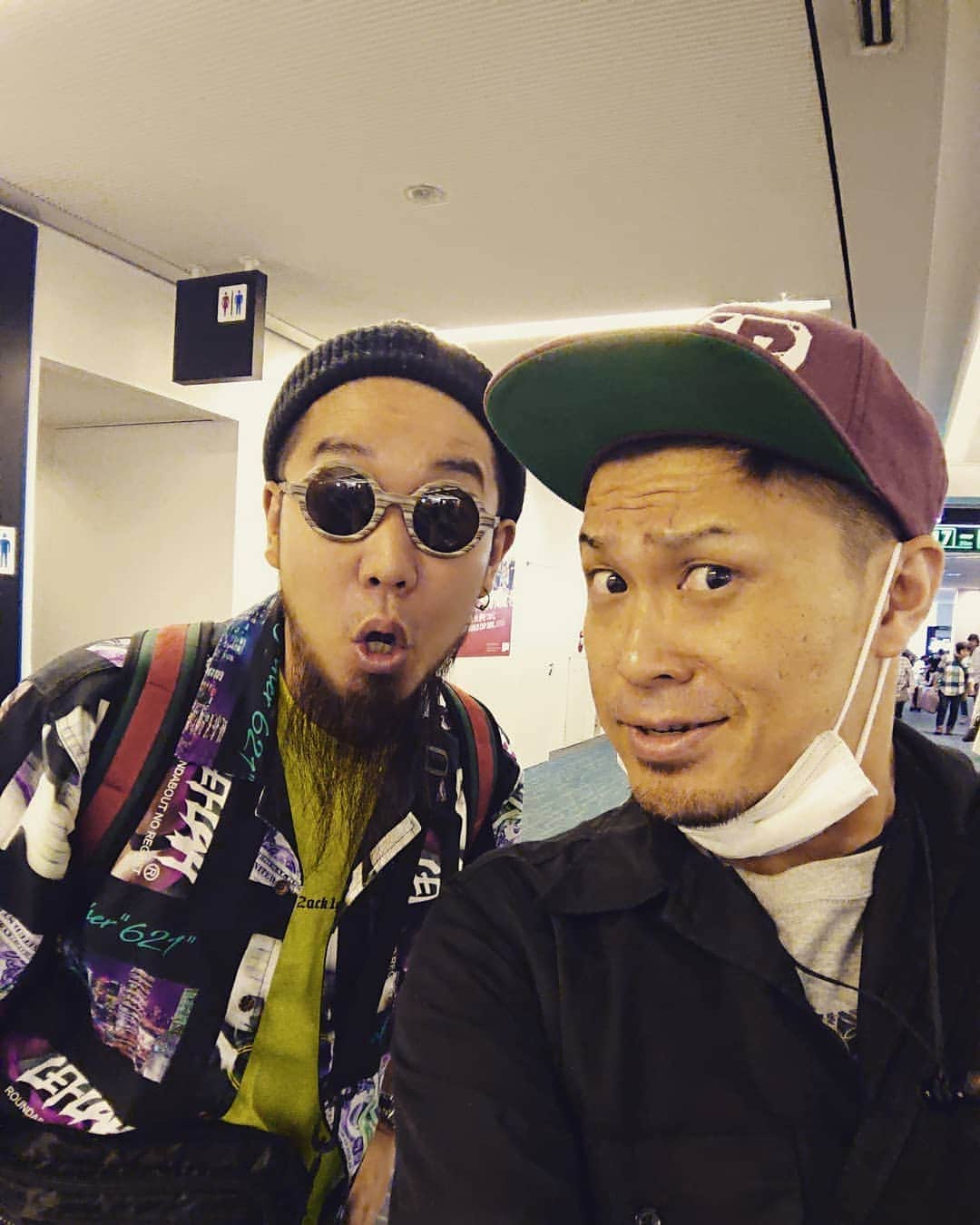 延本英祥のインスタグラム：「. . 羽田空港で早足で搭乗口に向かってたら めちゃ久しぶりな友達(有名人！笑)に 遭遇した(^^) . 入れ違いで札幌から戻ってきてたらしい  ちょっと痩せてた気するなぁ(+_+). WANIMAのFUJIくん(^^♪. . 元BOSS FISTのDr. 黒歴史だとかじゃないとか笑  #wanima　#fuji #punkrock」