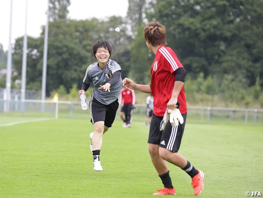 日本サッカー協会さんのインスタグラム写真 - (日本サッカー協会Instagram)「6/23(日)、完全非公開で行われたこの日のトレーニング。トレーニングが終わり、ダウンをして練習から引き上げてくる選手たち。#横山久美 #籾木結花 選手は大部コーチのストップがかかるまでシュート練習を行っていました！ ・ ✍️JFA.jpでは、活動レポートを掲載中！ ・ ＜FIFA女子ワールドカップフランス2019＞ なでしこジャパン🇯🇵試合日程  6/10 25:00｜0-0アルゼンチン🇦🇷 6/14 22:00｜2-1 スコットランド🏴󠁧󠁢󠁳󠁣󠁴󠁿 6/20 04:00｜0-2イングランド🏴󠁧󠁢󠁥󠁮󠁧󠁿 6/26 04:00｜vsオランダ🇳🇱 📺フジテレビ系列、NHK BS、J SPORTSで生中継！ ・ #nadeshiko #世界のなでしこ #なでしこジャパン#FIFAWWC」6月24日 16時16分 - japanfootballassociation