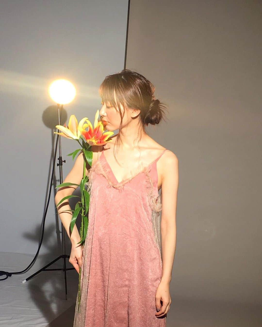 葉月祥子さんのインスタグラム写真 - (葉月祥子Instagram)「Beauty系の作品撮りしました💐✨ ﻿﻿ ﻿﻿ 撮影中のoffshot📸﻿﻿ ﻿﻿ あこさんのヘアメイクと、カメラマンのキミさんの力で、新しい自分が開花した気持ちでした🎉﻿﻿ ﻿﻿ 女子3人で作る世界感💐﻿ ﻿ すごく楽しかった！！🧚‍♀️✨ ﻿﻿ ﻿﻿ カメラマン @kimimikawa ﻿﻿ hair&make @a_k_o_k_o  #photo #photoshoot #beauty #作品撮り #撮影 #model #spacecraft #スペースクラフト #葉月祥子」6月24日 16時18分 - shokohazz210