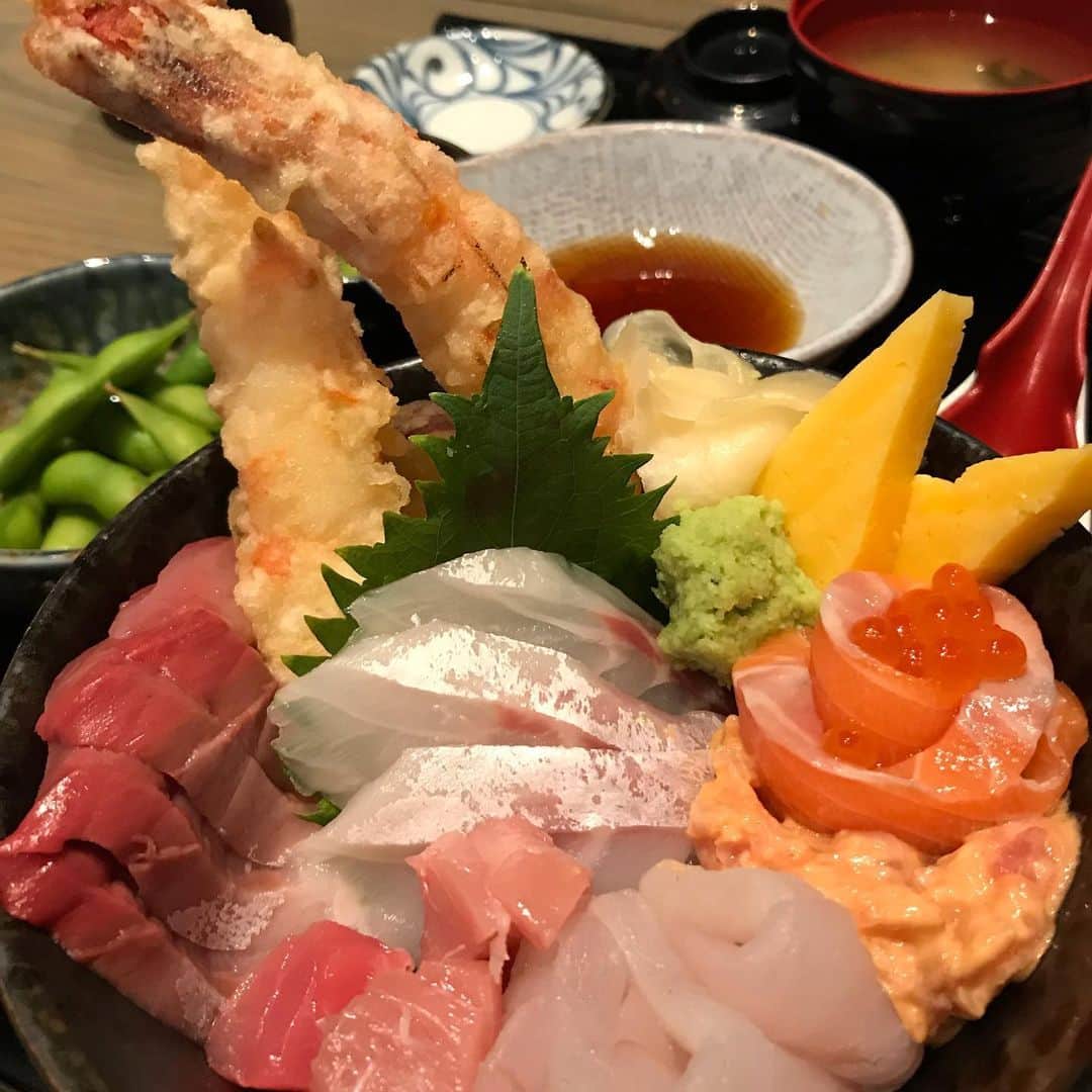小谷あゆみのインスタグラム：「#食べあるキングinニューヨーク ‼️ ニューヨークで日本食、魚文化を広める居酒屋ジャパニーズレストラン #WOKUNI さんと食べあるキングとのコラボ企画で憧れのNYへやって来ましたー！ えび天と刺身 #tempra と #sashimi おいしいとこぜんぶ乗せ！合い盛りキラキラのウオクニ丼！産直ならではの鮮度！味はもちろん、見せる料理、ばえる料理ーー #WOKUNI #sakana #washoku #izakaya #izakayanewstyle  #東京一番フーズ  #とらふぐ亭 327 Lexington Ave, New York, NY」