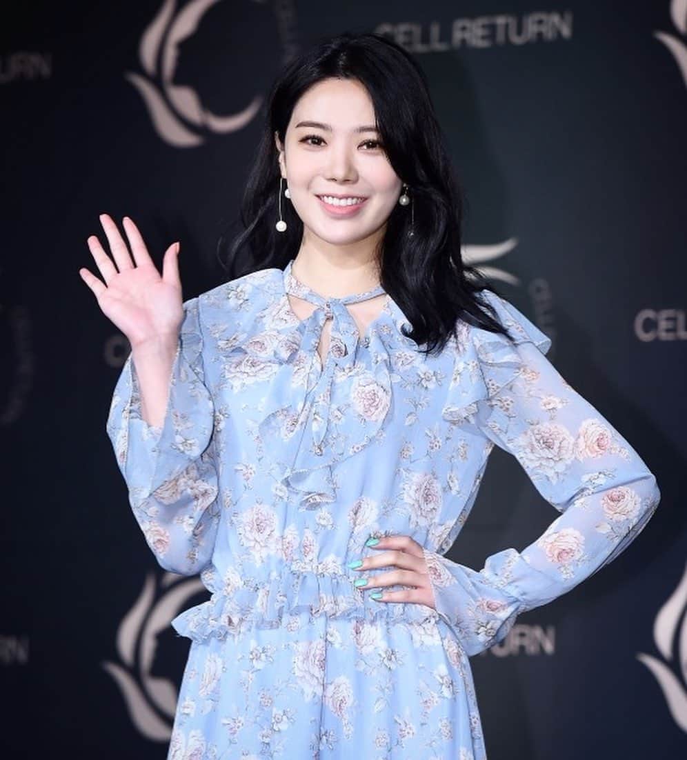 リジ のインスタグラム：「셀리턴 플래티넘 행사 다녀왔어요💙 앞으로 더더욱 발전할 셀리턴 기대많이해주세요😊」