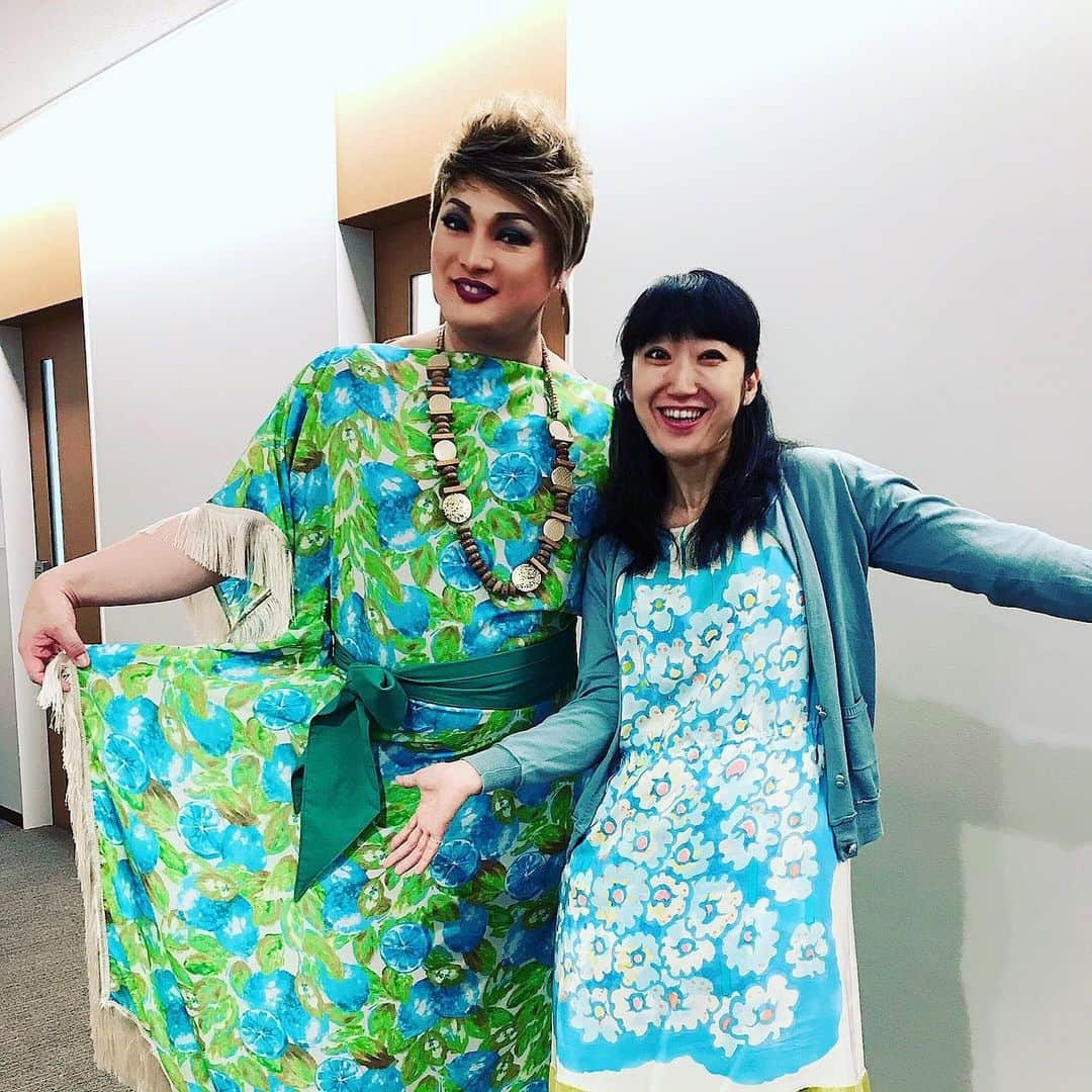 大宮エリーさんのインスタグラム写真 - (大宮エリーInstagram)「ナジャさんと ちちんぷいぷい ディレクターさんと 服かぶってる言われた記念 「かぶってるってなんか気にする人おるの？」by ナジャさん おっとりええひとやあ  気分は お花畑〜〜〜〜 #ナジャグランディーバ  さん #大宮エリー #ちちんぷいぷい」6月24日 16時21分 - ellie_omiya