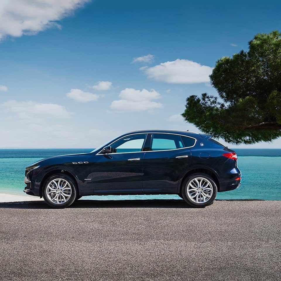 Maserati Japan | マセラティ ジャパンのインスタグラム：「南国の潮風と、ダイナミックで洗練されたフォルムをもつレヴァンテが夏の到来を告げます。 #Maserati #マセラティ  #MaseratiJapan #マセラティジャパン #Levante #レヴァンテ」