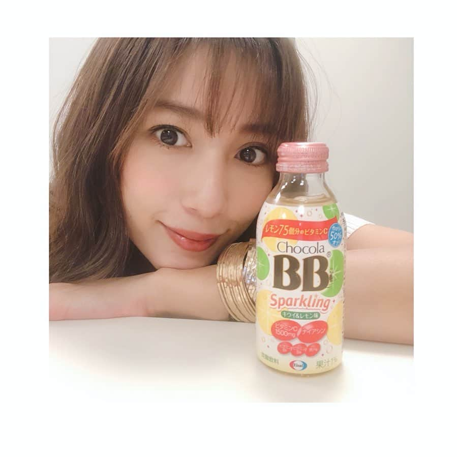 広瀬未花さんのインスタグラム写真 - (広瀬未花Instagram)「・ チョコラBBスパークリングのアンバサダーに就任させて頂きました✨ 最近は、新しいキウイ&レモン🥝🍋がお気に入りなんです❤︎ 私は、朝の生放送や撮影前に楽屋やメイクルームで1本飲んでシャキッとリフレッシュしてます♬🙆 ・ レモン75個分のビタミンCと、皮膚や粘膜の健康維持を助けるナイアシン、そのほか鉄分、ビタミ ンB1、B6などの成分をバランスよく配合しているのも嬉しいですね❤️ しかも、定番人気のグレープフルーツ&ピーチと比べてカロリー50パーセントオフなの❤︎ ・ 朝から美味しく、“キレイと元気”をチャージ✨ FiNC( @finc_app) アプリ内でキャンペーンもしているので、是非チェックしてみてね♬ ・ ・ ・ #チョコラBBスパークリング #エーザイ  #チョコラbbスパークリングfincアンバサダー  #FiNC #FiNCアンバサダー  #朝からはじけるスパークリング  #キレイはじける  #everydaysparkling」6月24日 16時24分 - micahirose