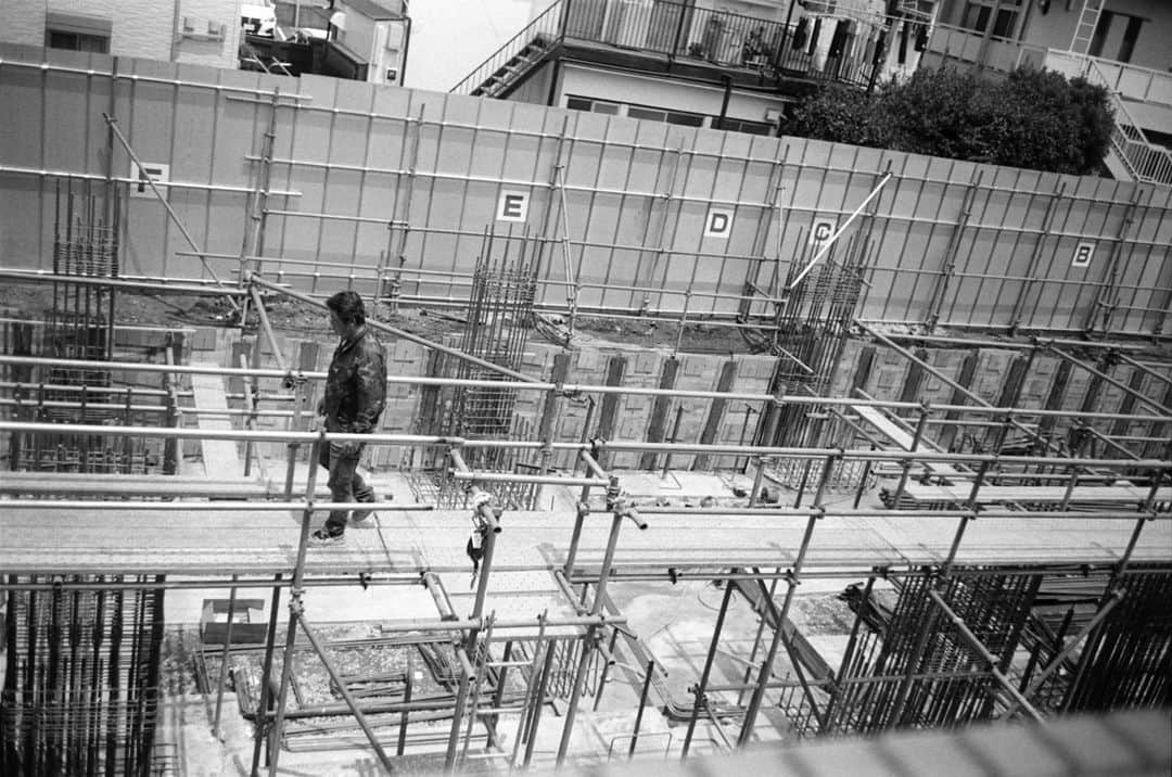 のインスタグラム：「鉄梯子 #フィルムカメラ #nikons2 #wnikkor35mmf25 #自家現像」