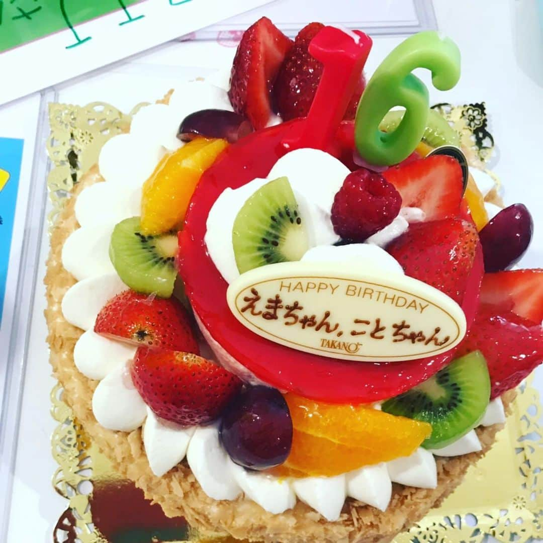 前野えまさんのインスタグラム写真 - (前野えまInstagram)「古都と私の合同生誕祭🎂 企画進行をしてくれたメンバー、お花やケーキやオリジナルのバンド…たくさんのサプライズをご用意してくださったファンの皆さんに心から感謝します✨  #生誕祭  #生誕祭ライブ #16歳  #前野えま  #石川古都  #森田愛生  #本間菜穂  #相川くるみ #FAVO♡」6月24日 16時27分 - maeno_ema