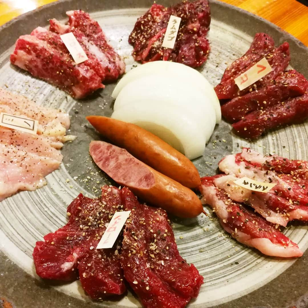 林智美 さんのインスタグラム写真 - (林智美 Instagram)「お店の前で グルメ雑誌のリポーターみたく なんかいい感じに撮りたかったのに、 絶妙にタイミング失敗したやつと、 文句なしに美味しすぎたお馬さん🐎  #いつかの晩ごはん #けとばし屋チャンピオン #馬肉焼肉専門店 #馬肉 #焼肉 #馬刺し #クラシタ #ラムダコ #聞き慣れないけど美味しかった」6月24日 16時35分 - h_tomomi_i