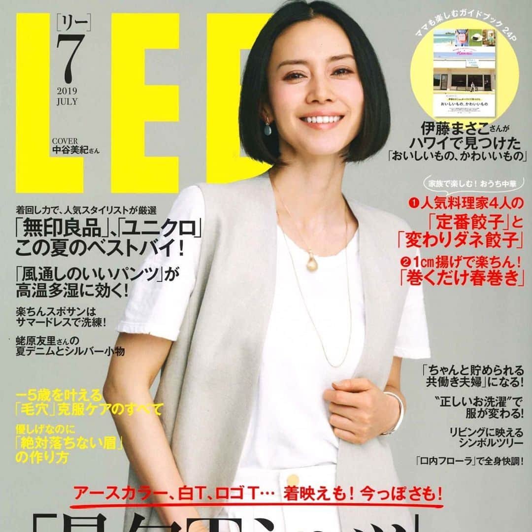 AYUMIさんのインスタグラム写真 - (AYUMIInstagram)「発売中の LEE 7月号では お気に入りのサングラスを紹介させていただいています。 登山やキャンプなどのアウトドアで使っている @eyevol_official のサングラスは、デイリーでも使っているお気に入りで、無くしてもリピート買いしたほど！ 今年はベージュフレームのRay-Banのサングラスも愛用♪ そちらはLEEのwebで毎週アップしているファッションブログでも紹介しています . 日々の暮らしのことはアメブロのブログで、 ファッションのことはLEEのwebのブログで アップしています🤗 . . @magazinelee  #magazinelee  #7月号 #サングラス #eyevol  #rayban  #夏のマストアイテム」6月24日 16時36分 - ayumiayunco