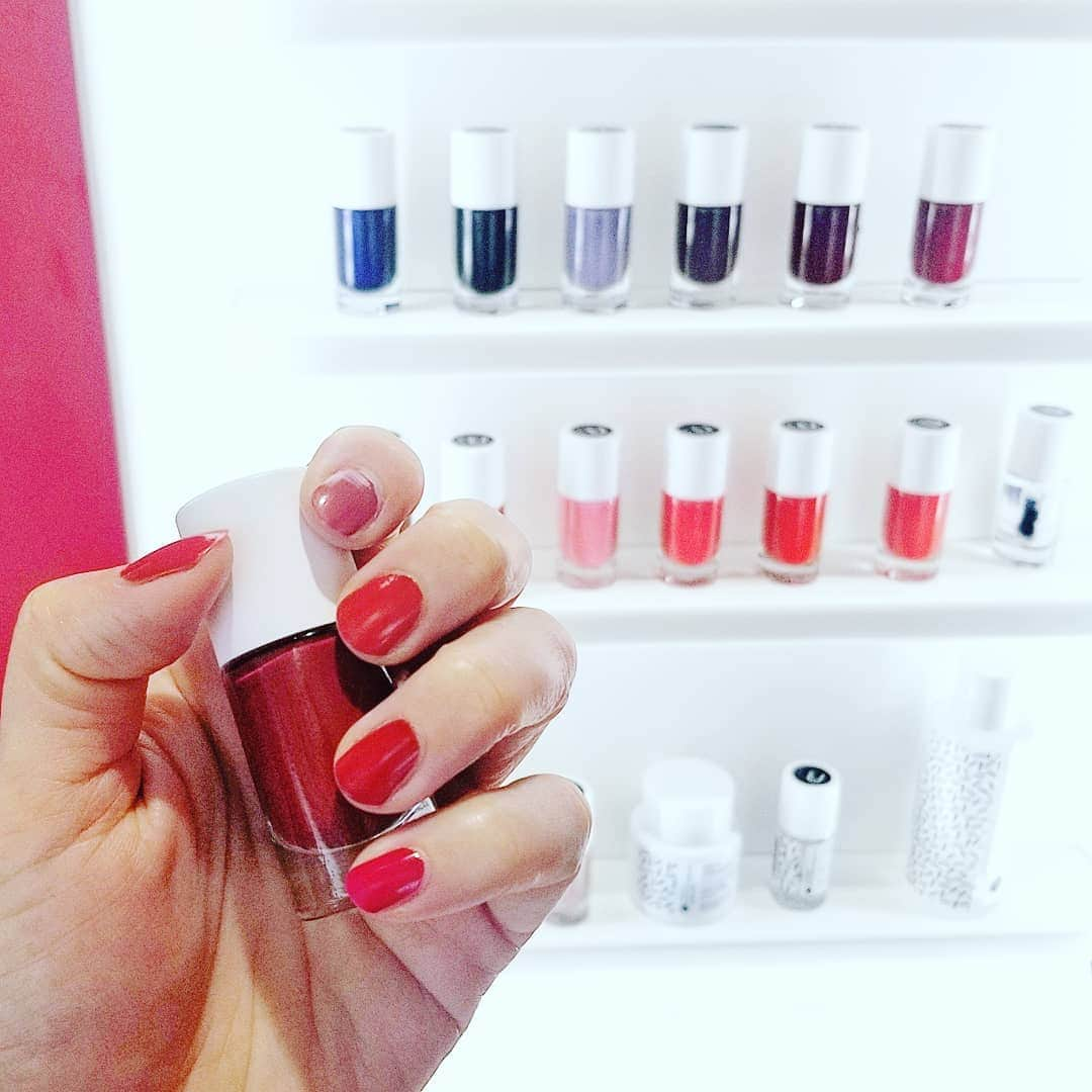 Ginaさんのインスタグラム写真 - (GinaInstagram)「パリで人気のサステナブルなネイルブランド「#nailmatic (ネイルマティック)」🇫🇷 とうもろこしや小麦など…84%が植物由来で、動物原料や石油由来成分は不使用の爪に環境にも優しいネイルなんです💅  一度塗りで見たままの発色、そして速乾、¥1,900のプライス🙌 さらに自動販売機でも買えるというクイックさもうれしい🙂  日本上陸のスペシャルショップが、GUM表参道(北青山3-10-25・6月30日まで)でやってるよ！  #Gina #Ginamagazine #Gina展示会レポ #nailmatic #ネイルマティック」6月24日 16時38分 - gina_mag