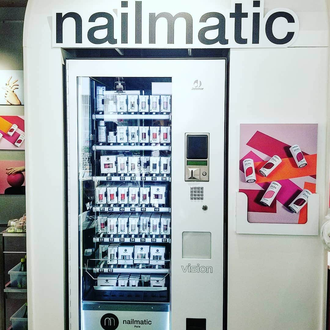 Ginaさんのインスタグラム写真 - (GinaInstagram)「パリで人気のサステナブルなネイルブランド「#nailmatic (ネイルマティック)」🇫🇷 とうもろこしや小麦など…84%が植物由来で、動物原料や石油由来成分は不使用の爪に環境にも優しいネイルなんです💅  一度塗りで見たままの発色、そして速乾、¥1,900のプライス🙌 さらに自動販売機でも買えるというクイックさもうれしい🙂  日本上陸のスペシャルショップが、GUM表参道(北青山3-10-25・6月30日まで)でやってるよ！  #Gina #Ginamagazine #Gina展示会レポ #nailmatic #ネイルマティック」6月24日 16時38分 - gina_mag