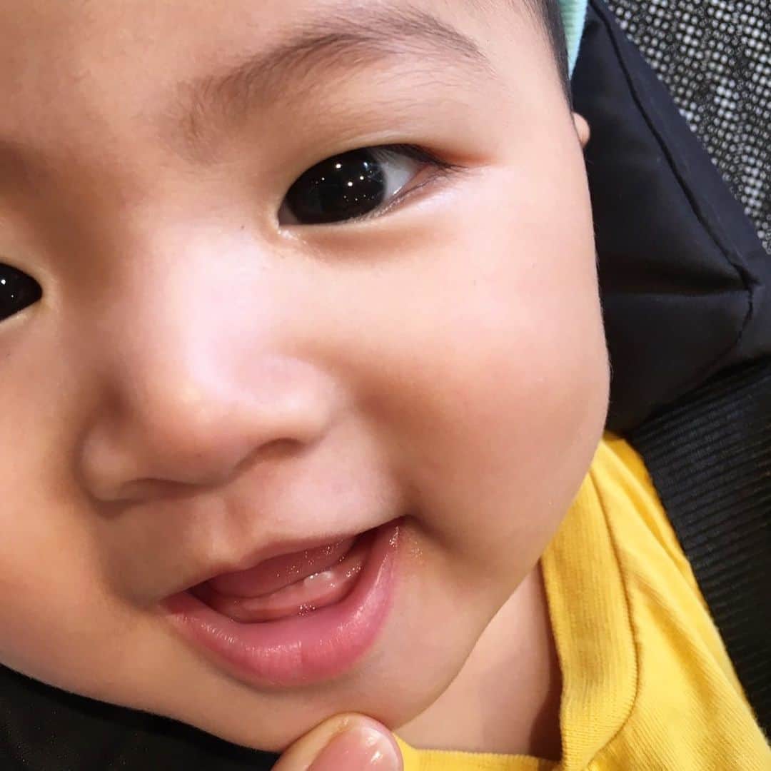 のインスタグラム：「㊗️歯！ 【森本容子セレクト オンラインストア】http://ymdo.tokyo ※新作お知らせから発売開始時間までも【在庫切れ】と表示されておりますので注意ください。 ※商品のお問い合わせ、質問はオンラインストアへお願い致します。  @kariangofficial @ymdoshop @bankertokyo @yocomorimoto #bankertokyo #ymdoshop #kariang #banker #tokyo #denim #japanmade #カリアング#バンカートーキョー #バンカー東京#レディスウェア#今日のコーデ#カットソー#コーディネート#森本容子#キッズウエア #マタニティウエア #マタニティ#マタニティコーデ #がんばれ高齢出産 #fashion #yocomorimoto  #生後5ヶ月#生後6ヶ月」
