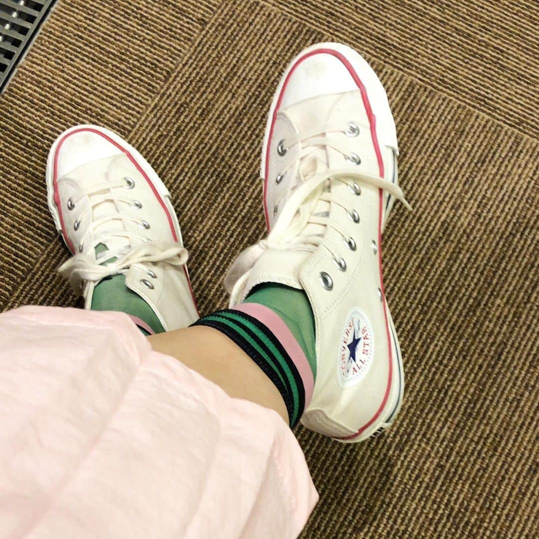 阿部洋子さんのインスタグラム写真 - (阿部洋子Instagram)「👟👞👢👡👠 #今日の靴  雨の日はスニーカーがらくちん。 新しい靴下で🎶 #shoes #shoeslover #shoesaddict #shoesoftheday #sotd #ootd」6月24日 22時06分 - hirocoring