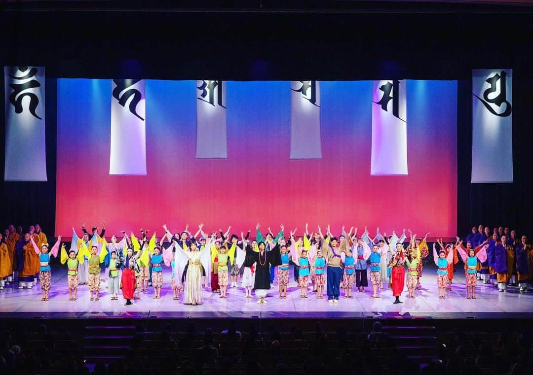 天翔りいらさんのインスタグラム写真 - (天翔りいらInstagram)「ミュージカル空海 無事に終演しました。  出演者の皆さま、会場まで足をお運び下さった皆様、そして支えて下さった皆様。ありがとうございました。  子供達が夢や希望を持ち続け、助け合うこと、支え会うこと、目標を決め、達成に向け努力する事を学ぶ機会を作る劇団。 また一歩、子供達とともに前に進みました。  共に笑い共に歩もう。 目に見える事、聞こえる事が全てではない。 苦しみと向き合い、己の心と向き合うことで人は成長していく。  この空海という作品は大切なメッセージが沢山込められています。  子供達はこの作品から、多くの事を学んでくれたと思います。  指導者として、子供達には 何のために行うのか、なにを伝えたいのか、自分はどう生きたいのか。 子供達に問い続ける稽古期間でした。 子供達に問いかけると、 周りにいる人を笑顔にしたい、優しい人でありたい、喜びを分かち合いたい、この経験を生かしてもっと色々な事に挑戦したい！ そう話してくれる姿に指導者側は感動する日々でした。  またこうした活動を行っていけますよう日々精進して参りたいと思います。  これからも銀河の森きのくに子供舞台芸術劇団を、宜しくお願い致します。  #銀河の森きのくに子供舞台芸術劇団 #ミュージカル#空海#和歌山#wakayama#kukai」6月24日 22時07分 - lyra_amato