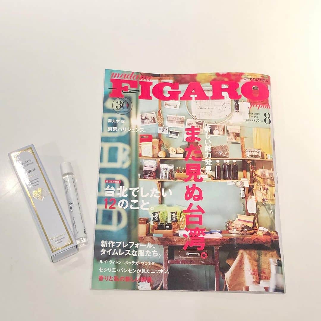 テラクオーレのインスタグラム：「【PRESS📖✨】 FIGARO JAPON(@madamefigarojapon )「香りと私の新しい関係」に#ロールオンフレグランス をご紹介いただきました☺︎。 ・ #ロールオンフレグランス アクア（10mL）￥2,000+tax . ウォーターベースで肌を潤しながら、心地よく香るロールオンフレグランス。 #ダマスクバラ花水 、#ラベンダー花水 、#カミツレ花水 3種のフラワーエッセンスを配合。🌹🌿🌼 . 肌なじみも良く、となりの人にふんわり香る程度のフレグランスは、香水が苦手な方でも🙆‍♀️✨アクアは、透明感のあるアクアティックなフローラルブレンド。 パチョリ、イランイラン、レモンなど個性豊かな精油をブレンドし、湧き上がる泉のようなフレッシュな香りが特徴です🍋🌿 . 天然ならではのやさしい香りは、他の香りと組み合わせて、自分だけのオリジナルの香りを作るのもおススメ😊💛✨ . 携帯に便利なサイズなので、ポーチにしのばせていつでも手軽にモードチェンジ✨✨優しく香る天然のアロマを、いつでもお楽しみいただけます。☺️🌿💛 . 香りは#アクア、#ダマスクローズ 、#ジャスミン 、#ラベンダー の4種類🌿✨ . ぜひ、テラクオーレ各店でお試し下さいね✨✨ . #terracuore #テラクオーレ #オーガニック認証socert取得 #organic #アロマ #オーガニックコスメ #有楽町マルイ #渋谷東急東横 #丸ビル #池袋ルミネ #パルコヤ上野 #横浜ジョイナス #名古屋タカシマヤゲート #フレグランス #ロールオンアロマ #モードチェンジ #フラワーウォーター」