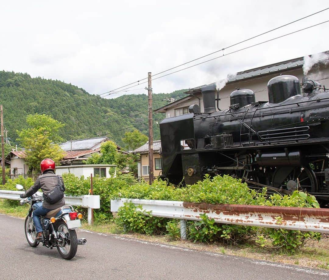 ヤマハ バイクさんのインスタグラム写真 - (ヤマハ バイクInstagram)「#ヤマハバイクレンタル #レンタルバイク #大井川#広いなぁ #のんびり走ってたら #次から次へ #予期せぬ風景に出会える #ツーリング先での醍醐味 #遠くから#汽笛が聞こえてきました #これはもしや #脇道にそれてみた #再度汽笛を鳴らし #やって来ました #SLが！ #動いている#生のSL#初めて #感動に浸っている間も無く #SLはあっという間に走り去って行きました #大井川鐵道#静岡 #SR400 #バイク好きな人と繋がりたい」6月24日 22時08分 - yamaha_bike