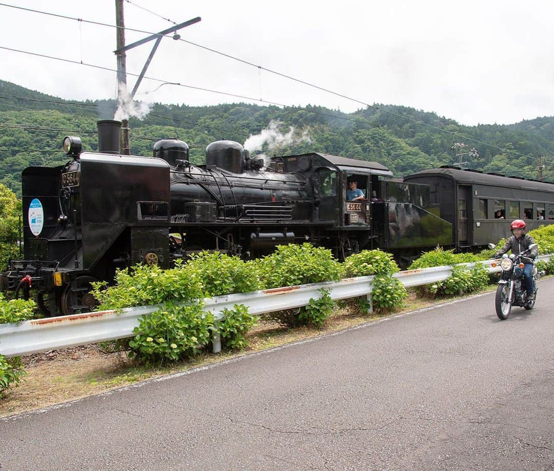 ヤマハ バイクさんのインスタグラム写真 - (ヤマハ バイクInstagram)「#ヤマハバイクレンタル #レンタルバイク #大井川#広いなぁ #のんびり走ってたら #次から次へ #予期せぬ風景に出会える #ツーリング先での醍醐味 #遠くから#汽笛が聞こえてきました #これはもしや #脇道にそれてみた #再度汽笛を鳴らし #やって来ました #SLが！ #動いている#生のSL#初めて #感動に浸っている間も無く #SLはあっという間に走り去って行きました #大井川鐵道#静岡 #SR400 #バイク好きな人と繋がりたい」6月24日 22時08分 - yamaha_bike