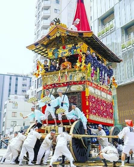 のインスタグラム：「The #gionfestival, held in July, is one of the three major festivals of Japan. It started in the 9th centry. There are various events before and after the big procession held on July 17th and 24th.  The tickets are available on the official web site. Don't miss it!! https://kyoto.travel/en/latest_news2/157  京都 #三大祭 のひとつ、 #祇園祭 の季節が近づいてきましたね！山鉾の巡行は前祭（さきまつり）が7/17、後祭（あとまつり）が7/24です。今年は平日開催なので、例年よりも観覧席が入手しやすくなっております。この機会にぜひ、1000年の歴史を体験しに、京都へお越しください！  https://ja.kyoto.travel/event/major/gion/seat.php  #travel #Japan #Kyoto #visit_kyoto #kyototrip #kyototravel #kyotogenic #ig_kyoto #ig_japan #kyotohiddengems #kyoto_style #retrip_kyoto #retrip_nippon #京都 #そうだ京都行こう #動く美術館 #コンチキチン #辻回し」