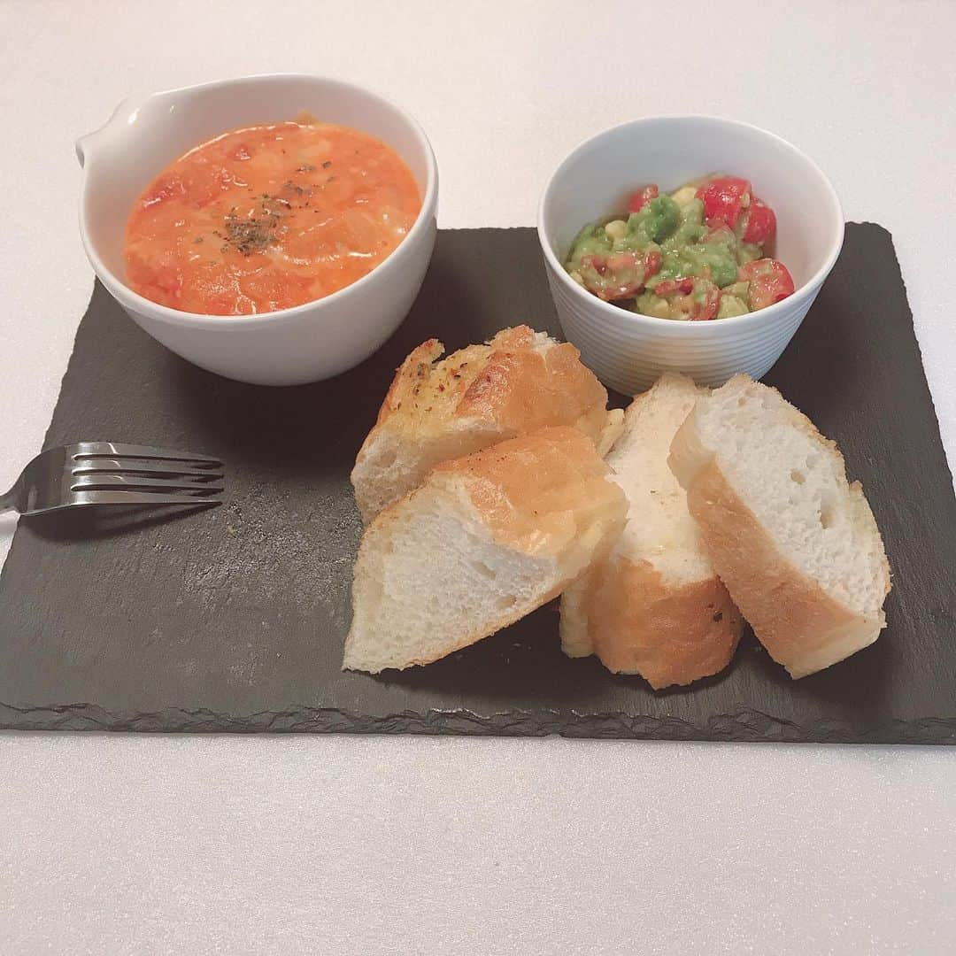 鈴木くるみさんのインスタグラム写真 - (鈴木くるみInstagram)「今日の夜ご飯💕  #夜ご飯 #フランスパン #鶏肉 #トマト #煮込み #チーズ #アボカド #プチトマト #美味しい」6月24日 22時10分 - kurumi_akb48