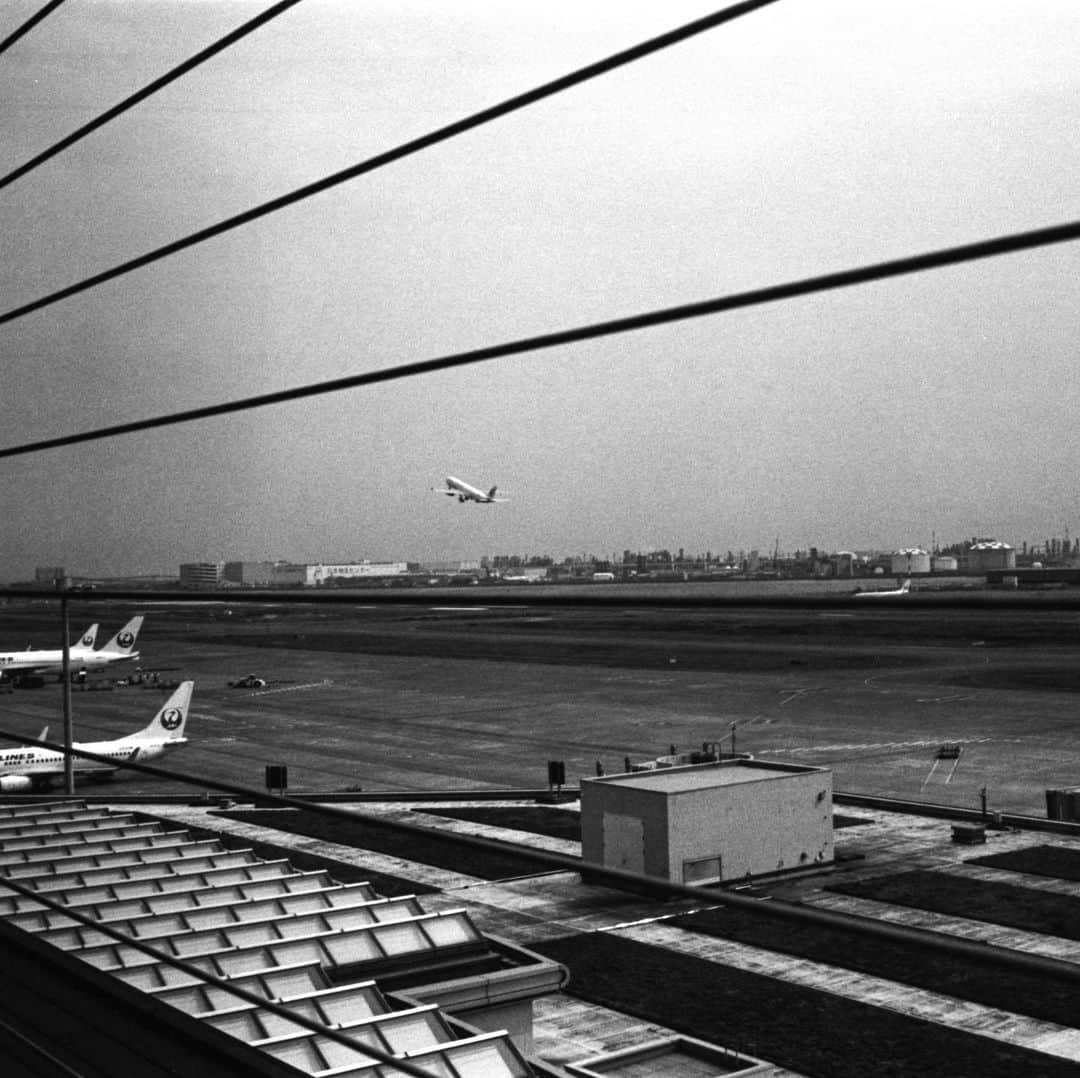 のインスタグラム：「マカロン空港展望デッキにて #フィルムカメラ #nikons2 #wnikkor35mmf25 #自家現像」