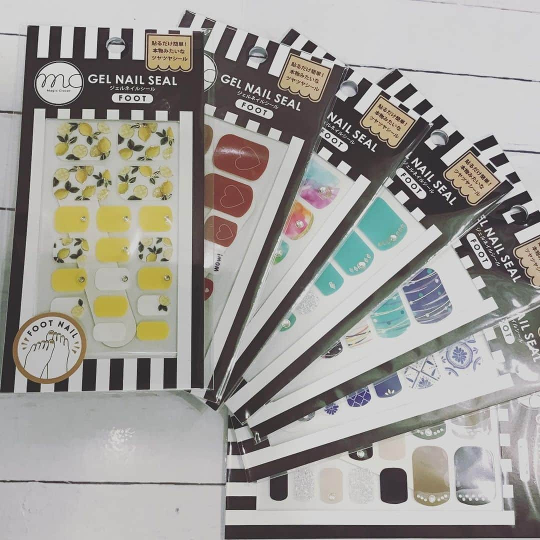 3COINS lN LUMINEさんのインスタグラム写真 - (3COINS lN LUMINEInstagram)「こんにちは！ スリーコインズ新宿ルミネエスト店です。  本日スリーコインズのコスメブランド💄"magic closet"から新作入荷いたしました！  その中から本日はジェルネイルシート(フット)をご紹介します！  夏祭りにぴったりなデザインもご用意しております。  デザインは7種類！(¥300)。ぜひ店頭にてお好きな柄をお選びください😊  #スリーコインズ #スリコ #3コインズ #3coins #ジェルネイル #ジェルネイルシール #夏祭り #足元のお洒落 #サンダルにぴったり」6月24日 16時40分 - 3coins.in.lumine