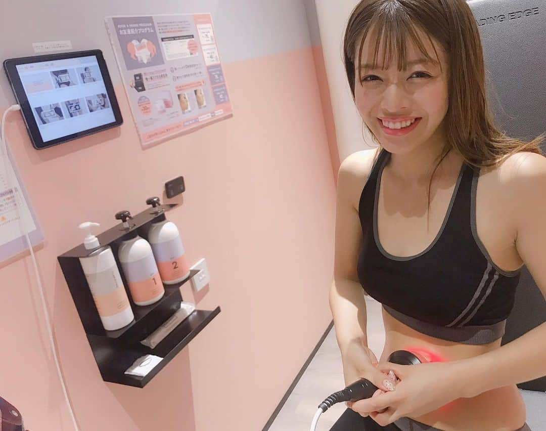 石倉侑芽さんのインスタグラム写真 - (石倉侑芽Instagram)「６月２５日にオープンするBODY ARCHI銀座店へ お邪魔してきました(❁´◡`❁)♡ . BODY ARCHIは、エステとジムを共存させた 新感覚のセルフエステスタジオ✨ 全部屋個室で、最先端のエステマシンを体験できます！ . セルフエステって、難しそうって思ってたけど スタッフさんがとっても丁寧に教えてくださるし、 お部屋に説明動画が付いてるので簡単に使えました💓 . 体験して思ったのは、 その日の気分や自分の目標に合わせて 気になる部分を重点的に自分でマシンを当てられるので 効率よく理想のボディラインを目指せる♡ . 私はくびれを出したくて、お腹を重点的に😊 試しに半分ずつあててみたんやけど くびれの位置が全然ちがうの(๑°o°๑)すごすぎ！ . 月額10,000円〜の定額制で通い放題♡ ピンクとグレーの内装もとっても可愛くて 来るたび幸せな気持ちになれそう(❁´◡`❁) . #BODYARCHI#ボディアーキ#セルフエステ#エステ #銀座エステ#銀座#銀座並木通り#女性専用#ダイエット#体質改善#腸活#美肌#美容#gym#beauty#PR#なりたいラインに私が私をデザインする#くびれ#くびれ作り」6月24日 16時43分 - yume8115