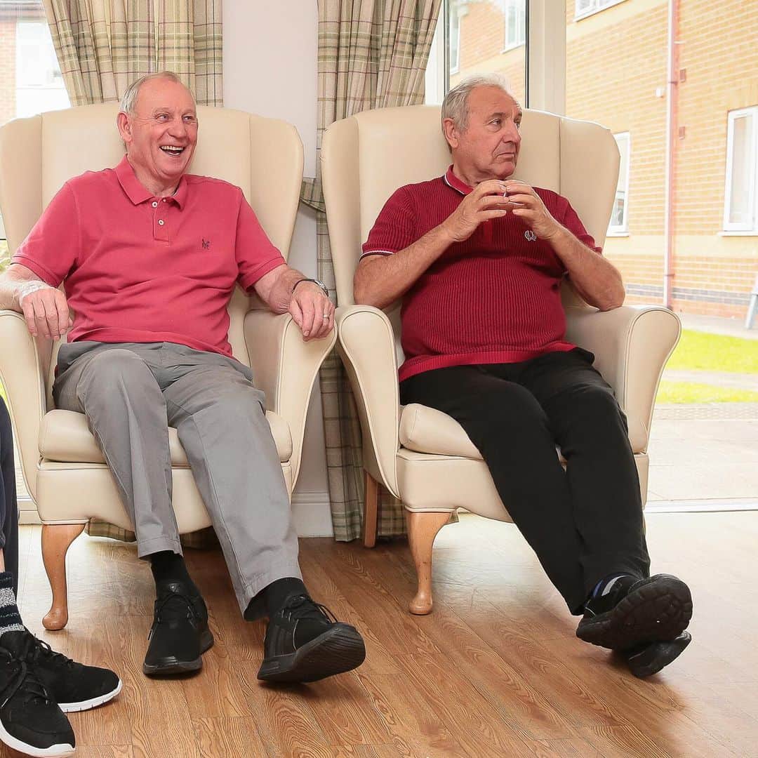 ストーク・シティFCさんのインスタグラム写真 - (ストーク・シティFCInstagram)「Denis Smith & John Ruggiero visited Lawton Rise Care Home last week to visit a mosaic put together in memory of Gordon Banks. #SCFC 🔴⚪️」6月24日 16時46分 - stokecity