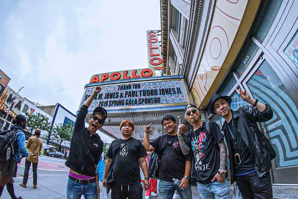 KYOHEYのインスタグラム：「NYC ②﻿ Memories of New York Part 2﻿ Walk in the harem, ﻿ eat chicken in the harem, ﻿ look for sneakers in the harem, ﻿ forget the sunglasses in the harem.﻿ ﻿ OMG!!﻿ Where is my sunglasses!!😎😭 photo by @dj_hide0108 or @s_hidetoshi0108  w  #NYC #NewYork #harlem  #apollotheater #APOLLO #buffalowildwings #NIKE #Sneaker #kicks」