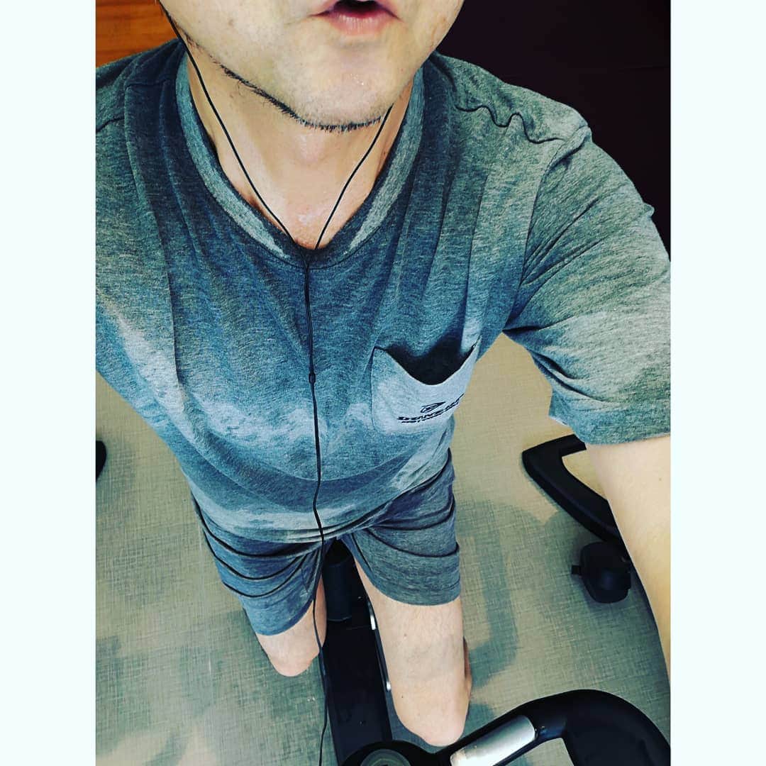 松本隆博のインスタグラム：「。 おーまいが(T＿T) 1時間走り汗まみれ で、、替えのパンツを 持ってくるの忘れてる 事に気付く。 (ー_ー)!!」