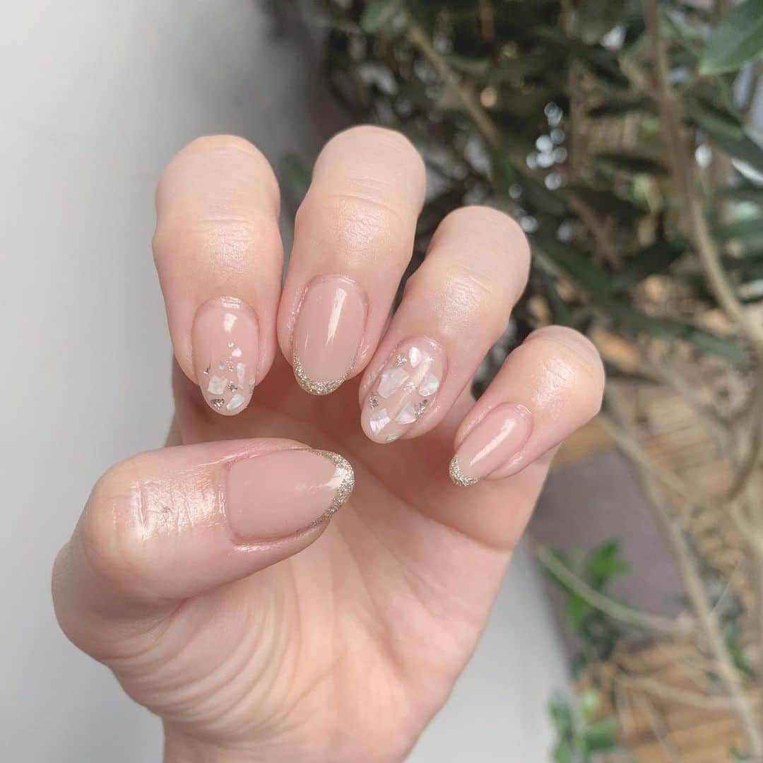 鏑木梨奈のインスタグラム：「. . 𝑁𝑒𝑤𝑁𝑎𝑖𝑙 ♡ . 肌なじみいいピンクベージュに 銀箔とシェルでほかの指はラメフレンチ♡ . めちゃくちゃかわいい〜( ᵒ̴̶̷᷄௰ᵒ̴̶̷᷅ )♡ . ありがとうございました♡ . #newnail #nail #lapisnail」