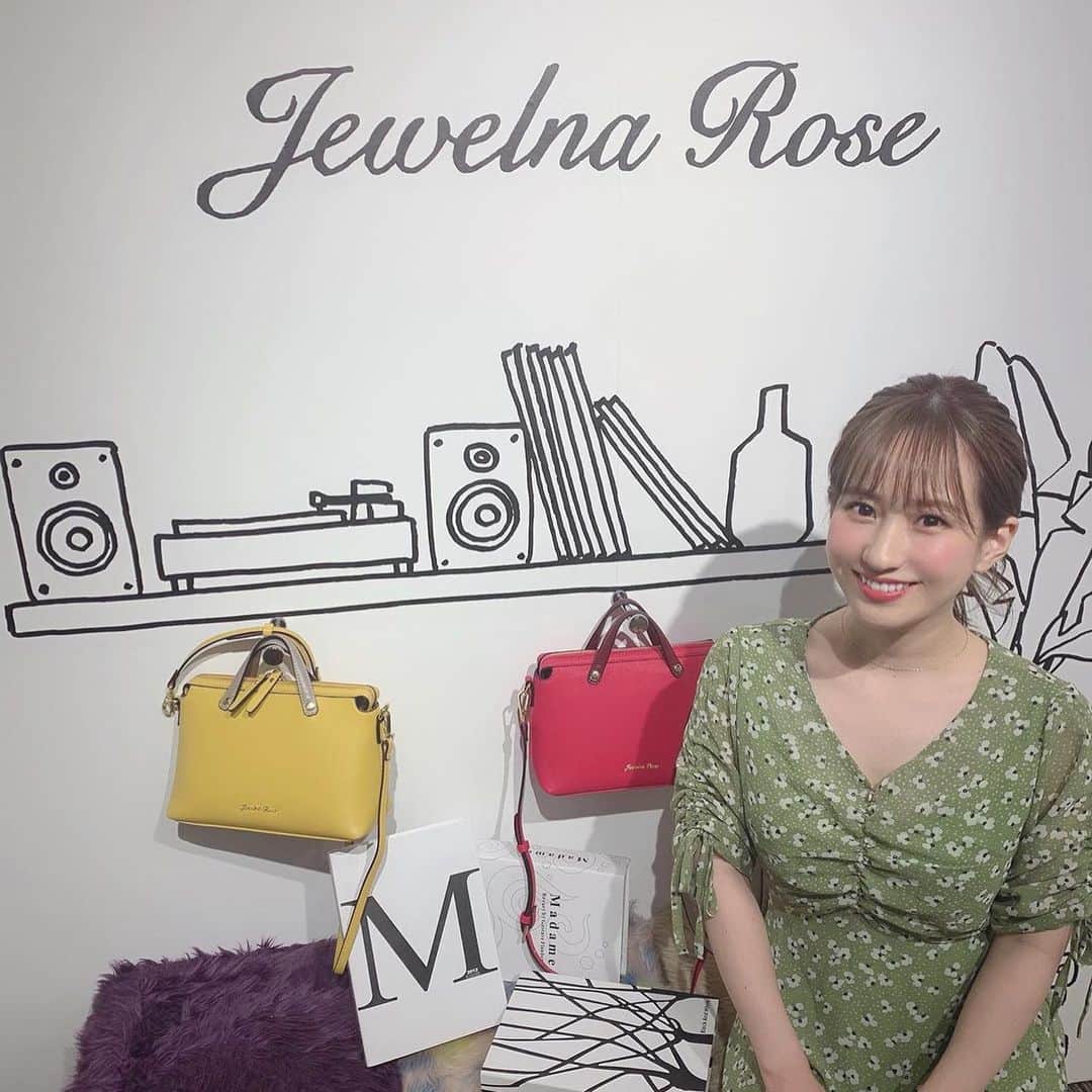 鏑木梨奈のインスタグラム：「. . 𝑱𝑒𝑤𝑒𝑙𝑛𝑎𝑅𝑜𝑠𝑒の展示会へ♡ . いなりちゃん招待ありがとう♡ かわいいいなりちゃんと かわいいバッグ達に癒された〜♬ . a/wもとっても可愛かった♬ 頼んだの届くのがとってもたのしみ♡ . .」
