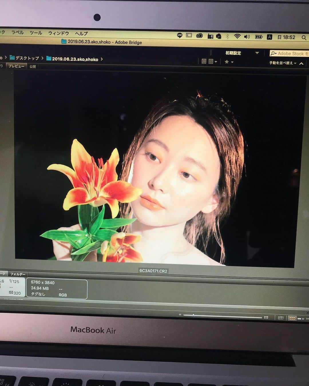 葉月祥子さんのインスタグラム写真 - (葉月祥子Instagram)「様々なヘアメイクと、ライティング📸﻿ お花と、衣装、アクセサリー🧚‍♀️﻿ ﻿ お仕事とはまた違った表現ができる作品撮りもまた、自分の引き出しが増えていく✨﻿ ﻿ 上がりが楽しみ💐✨﻿ ﻿ ﻿ ﻿ hair&make @a_k_o_k_o ﻿ ﻿ カメラマン @kimimikawa ﻿ ﻿  #photo #photoshoot #beauty #jewery #flower #撮影 #作品撮り #model #引き出しを増やしたい #spacecraft #スペースクラフト #葉月祥子」6月24日 16時59分 - shokohazz210