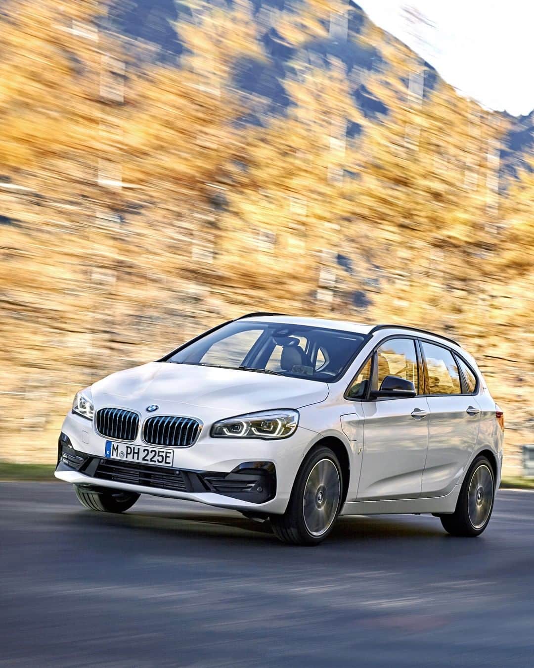 BMWのインスタグラム：「Handle everyday life easily. The BMW 2 Series Active Tourer. #BMW #2Series __ BMW 225xe Active Tourer: Energy consumption in kWh/100 km (combined): 13.7 - 13.4. Fuel consumption in l/100 km (combined): 2.5 - 2.3. CO2 emissions in g/km (combined): 57 - 52. The values of fuel consumptions, CO2 emissions and energy consumptions shown were determined according to the European Regulation (EC) 715/2007 in the version applicable at the time of type approval. The figures refer to a vehicle with basic configuration in Germany and the range shown considers optional equipment and the different size of wheels and tires available on the selected model. The values of the vehicles are already based on the new WLTP regulation and are translated back into NEDC-equivalent values in order to ensure the comparison between the vehicles. [With respect to these vehicles, for vehicle related taxes or other duties based (at least inter alia) on CO2-emissions the CO2 values may differ to the values stated here.] The CO2 efficiency specifications are determined according to Directive 1999/94/EC and the European Regulation in its current version applicable. The values shown are based on the fuel consumption, CO2 values and energy consumptions according to the NEDC cycle for the classification. For further information about the official fuel consumption and the specific CO2 emission of new passenger cars can be taken out of the „handbook of fuel consumption, the CO2 emission and power consumption of new passenger cars“, which is available at all selling points and at https://www.dat.de/angebote/verlagsprodukte/leitfaden-kraftstoffverbrauch.html.」