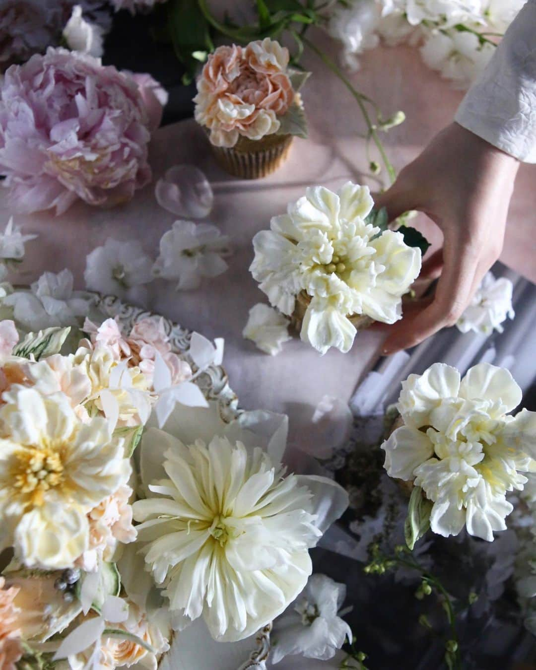 청담 수케이크 (atelier soo)さんのインスタグラム写真 - (청담 수케이크 (atelier soo)Instagram)「ㅡ Buttercream flower cake  earl grey . peony  잊지못할참예쁜날. 개성강한버터선생님들의꽃이한곳에모였는데도예뻐라 🕊 @ann.cake @maryme_flowercake  ㅡ #flower #cake #flowercake #partycake #birthday #weddingcake #buttercreamcake #buttercream #버터크림플라워케이크 #バタ #フラワー #バタークリーム #バタークリームケーキ #フラワーケーキ #スウィーツ #ケーキクラス  #バターフラワー #バターフラワーケーキ #お祝い #誕生日 ㅡ www.soocake.com vkscl_energy@naver.com」6月24日 17時01分 - soocake_ully