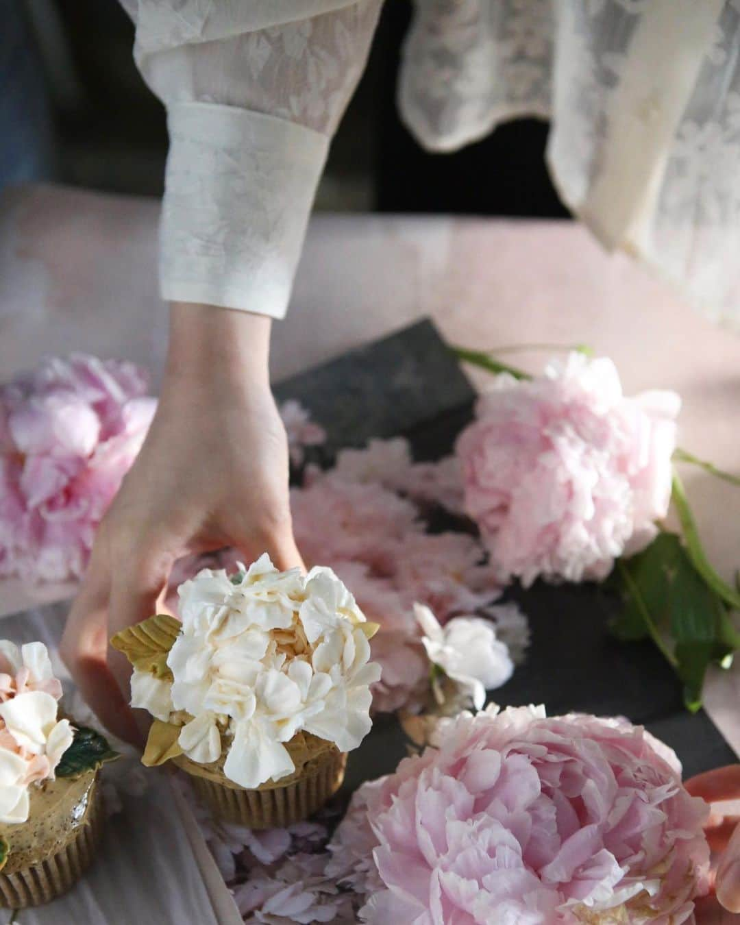 청담 수케이크 (atelier soo)さんのインスタグラム写真 - (청담 수케이크 (atelier soo)Instagram)「ㅡ Buttercream flower cake  earl grey . peony  잊지못할참예쁜날. 개성강한버터선생님들의꽃이한곳에모였는데도예뻐라 🕊 @ann.cake @maryme_flowercake  ㅡ #flower #cake #flowercake #partycake #birthday #weddingcake #buttercreamcake #buttercream #버터크림플라워케이크 #バタ #フラワー #バタークリーム #バタークリームケーキ #フラワーケーキ #スウィーツ #ケーキクラス  #バターフラワー #バターフラワーケーキ #お祝い #誕生日 ㅡ www.soocake.com vkscl_energy@naver.com」6月24日 17時01分 - soocake_ully