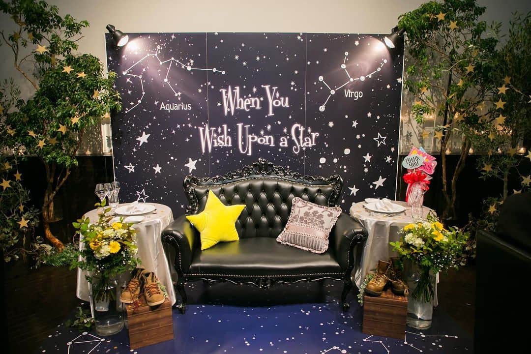 ヴィラデマリアージュさいたまのインスタグラム：「—Party Report— . 星空の下のWedding Kenji & Manami's mariage . 出会いは職場。　 靴屋さん。 . 同期＆ライバルとして共に切磋琢磨してきたおふたり。 . おふたりの歴史に「靴」がありました。 . そして好きなモチーフの星 星空をイメージした天井のつくりの会場に 星空（ネイビー）×星（ゴールド）のカラーで彩りました。 . まるでプラネタリウムに招待したよう。 . 靴そして好きなモチーフの星・・・ . “星空の下のクラブ” がコンセプトの会場で好きなものに囲まれて行いました。 . 世界に一つだけの結婚式・・・ 外の世界とは異空間・・・ . 星空と靴で彩る空間は おふたりだからこそ表現できたもの。 . 『こんなパーティは見たことない！』 とゲストからのお声も大好評でした。 Bon Mariages! . #villasdesmariages#ヴィラデマリアージュ#ヴィラデマリアージュさいたま#結婚式レポート#結婚式場#ウェディング#wedding#ブライダル #式場見学#大宮結婚式場#結婚式場探し#式場探し#南フランス#プロヴァンス#ウェディングネーム#weddingname#コンセプトウェディング#プレ花嫁#プレ花嫁準備#プレ花嫁さんと繋がりたい#卒花嫁#卒花嫁レポ#卒花嫁さんとも繋がりたい#他にはないウェディング#ウェディングフォト#weddingphotography#weddingphoto」