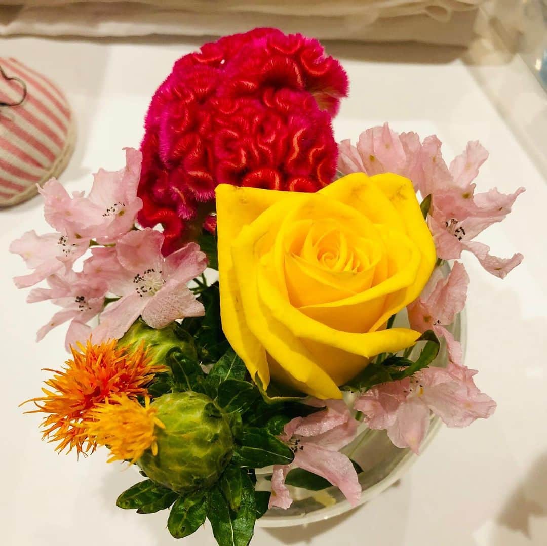 のインスタグラム：「お花💐 . . 癒しをもらってます~ やっぱりお花があると家の雰囲気が全く変わる‼️ . . 早朝の授乳の時間、自分もウトウトしちゃっているときに、 ふとテーブルを見たらお花が視界に入る💐 . よし！今日も頑張ろー🤗🤗🤗って思う。。。 . 普段からお花は飾っているけど、今かなり癒しをもらってます‼️ . 利直も2か月経ち、私も母として2か月✨ . お風呂に入ったら翌朝4:30まで8時間近くは寝てくれるので凄く助かる👏 . . なのに‼️たいちゃん‼️ でっかい声で急に歌い出し（←バッドマンの曲）、利直を起こす💢 昨夜たいちゃんに殺意が芽生えました😈 . 私の苦労は水の泡~😱😱😱 . ミルクも1回200〜220ml飲むから怖い。 大食いなのもたいちゃんに似たのであろう。 . まぁ、 夜はたいちゃんの協力のお陰で🤝 トレーニングもいけてるし、昨夜のバッドマンは許す。。。 .  トレーニングのブランクも1年あるから焦らず徐々に無理なく取り組んでいこう❣️ . .」