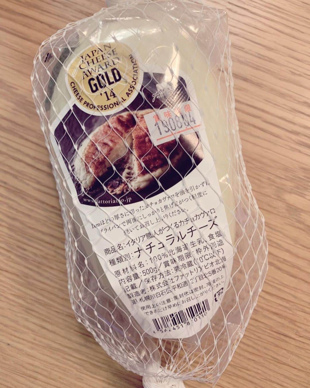 高橋ミカさんのインスタグラム写真 - (高橋ミカInstagram)「チーズが、美味しすぎるーー @fattoriabiohokkaido  ここのチーズ、本当に、美味しい❤️ この前、美味しかったから、リピ買い❤️ カチョカヴァロ🧀 焼きチーズは、焼きたてを！これ、何個でも食べれちゃう🤣🤣🤣」6月24日 17時02分 - mikatakahashi1971