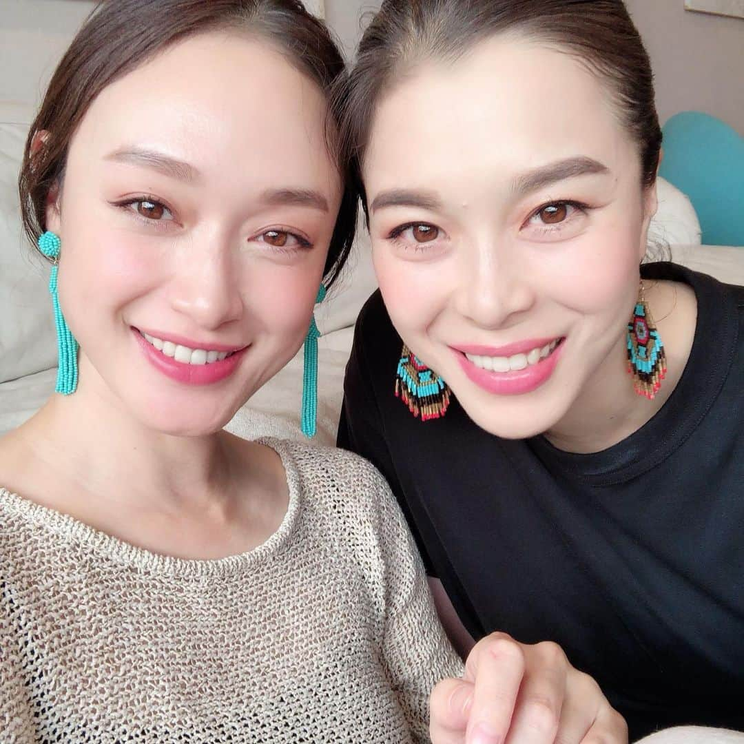 田中マヤさんのインスタグラム写真 - (田中マヤInstagram)「インスタライヴ😌🙏🏻 ありがとうございました✨ また、27日にも、やろうかなっと思ってます👍✨ ・ #マヤレメイベント ‼️ 第6弾‼️7月3日 開催決定‼️ お申込みは、 @remes_meal のDMまで 参加希望とメッセージ下さい🙏🏻✨ ・ 今回は、思考を新たに 初の夕方からの開催。 屋上テラスで東京のサンセットを見ながらの マヤレメイベントです！ ・ ・ 〜Sunset Beauty Talk〜 夏を楽しむ！紫外線対策！  これからの時期気になるの紫外線。  これからの夏を思い切り楽しみつつ しっかりとケアもしていきたいですね。  健やかなお肌を保つために、 なるべく日焼けのダメージを少なく、 日焼け後のケアも万全にしましょう。  しっかりケアをするかしないかで、 数年後に雲泥の差がつく可能性もあります。  スキンケアやインナーケアや 美肌のための裏技を皆さんにシェア したいと思います！  質問もぜひしてくださいね。  そして、この日がちょうど蟹座の新月なので、 皆さんと一緒に新月のお願い事＝デクラレーション をしたいと思います。  蟹座のテーマは、「心から安心してくつろげる環境や人間関係を築くこと」。 新月のお願いはどんな事でも構いませんが、テーマに沿ったその星座の得意分野が叶いやすいと言われています。紙をお配りしますので、お願い事を2〜10個用意してきて下さい。  お料理は、Remeによる食べてキレイになる、 色とりどりのお食事をお楽しみ下さい。  見て♡聞いて♡食べて♡話して♡ 楽しいイベントです。  そして、 夏を楽しむ必需品のサンダルとしてブラジルの リオ・デ・ジャネイロにある「イパネマビーチ」から 名付けられたブラジルの シューズブランド @ipanema.japan を紹介させて頂きます。 会場で購入した方には、トラベルポーチをプレゼント いたします。（プレゼントは数量限定先着順です。） お一人様の参加も お友達同士の参加も 大歓迎です。 ※嬉しいお土産付きです! ＜トーク開催日＞ 2019年7月3日（水）［蟹座の新月］ 17:00〜19:00 ＜タイムテーブル＞ 17時00分　開場・受付開始 17時30分　お食事交流会 17時45分　トーク開始 18時30分　デクラレーション 18時45分　写真撮影 19時00分  終了 ＜トーク会場＞  東京都渋谷区千駄ヶ谷5-1-11 IVY WORKS 屋上 雨天6F  千駄ヶ谷駅 徒歩3分 ■定員 30名 ※定員になり次第早期締め切りとなります。 ■申し込み方法 ＠remes_mealのDMから 参加申し込みをお伝え下さい。 ■参加費 A:5,500円（税込）前売り:ペア割 B:6,000円（税込）お一人様 C:6,500円（税込）当日 ※事前お振込みになります。 ． ■持ち物 筆記用具 デクラレーションをしますので、 2個以上10個いないの願い事を考えて来てください。 お飲み物の持ち込み自由です♪ ． ■お土産 お楽しみに♪ ． ■盗難等防止のため貴重品は持ち歩くなどご本人の責任において管理されますようお願いします。 盗難・紛失についての一切の責任は負いません。 ． ■キャンセルポリシー ・キャンセル期限は５日前までとさせていただきます。 ・キャンセル期限を過ぎてからのキャンセルの場合ご返金いたしかねますので、ご了承ください。 ． ■キャスト ． 田中マヤ  ビューティモデル 雑誌やCM、化粧品の広告などで活躍するビューティモデルの第一 人者。著者本『ビューティーモデル田中マヤの「きれい」のひみつ Love Beauty』（マーブルトロン）、『ビューティーモデル田中マ ヤの野菜レシピノート』（文藝春秋）、『 ビューティーモデル田中マヤの美容通信』（ワニブックス）などが 発売中。2006年にジュニア・ベジタブル＆フルーツマスター取 得。5歳の男の子の母としても奮闘中。 ． ． Reme (レメ) ホリスティック美料理研究家 "美味しく食べてきれいになる”がテーマ。見た目にも美しく、身体が喜ぶ蘇る「美料理」研究家 Reme。 国際ローフードプロデューサー、野菜ソムリエ、RYT200修了。ローフード・ロースイーツ・ 発酵食・ビーガン料理などの料理教室Reme's MeaLを主催。 レシピ開発、webサイトレシピ執筆、食品関係アンバサダー多数。13歳女子の母。」6月24日 17時02分 - tanakamaya__official