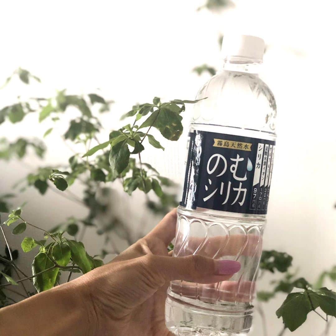 KAORI.OMURA 大村香織さんのインスタグラム写真 - (KAORI.OMURA 大村香織Instagram)「お仕事が早めに終わった日に打ちっ放し🏌️‍♀️ ・ ベスト更新したから、やる気の私です。笑 ・ 練習のお供には、最近朝にも飲んでいる、のむシリカを持ってきました。 @nomusilica_official ・ 基本お水かお茶が好きなんですが、このお水4大ミネラルが豊富でお肌に良いそう✨調べたら@コスメ1位でした！ ・ 運動してお肌も綺麗になったら嬉しいな、とめんどくさがり屋の私は思っています。笑 ・ 今20%オフキャンペーンをやっていて2箱以上は送料無料なので気になる方はお試しください☺︎ ・ 飲みやすい中硬水です✨ ・ #シリカ#シリカ水#のむシリカ#水#ゴルフ#golf#ゴルフ女子#打ちっ放し#練習#横浜#golf7 #ゴルフ好き #ゴルフ大好き #趣味#アラフォー#アラフォーライフ #アラフォー美容#ナチュラルミネラルウォーター#デトックス#美肌#艶肌」6月24日 17時14分 - kaori.omura