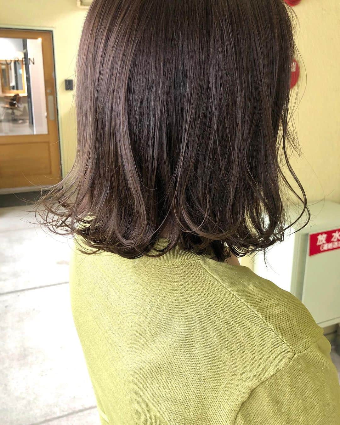 和田美由紀さんのインスタグラム写真 - (和田美由紀Instagram)「🌸🌸LORENはリニューアルした3階が受付となりますのでお気をつけてお越しください🌸🌸🌸🌸🌸🌸🌸🌸🌸🌸🌸🌸 ♡ 引き続きLORENの1番人気メニューのご紹介(*^^*) #LORENダブルアッシュヘアカラー にプラスイルミナの #イルミナダブルアッシュヘアカラー ♡  ブリーチを使わず 気になる赤みとオレンジみを消します。  色の抜け方は髪質 ダメージ度合いによって異なってきます。 まずは、明るくなりすぎる箇所を調整しながら 次回のカラーの事も考えて整えていきます。  通常、赤味などをしっかり消そうとすると、カラーが混ざりすぎてしまい 濁ったカラーや透明感がなくなります。  しかし、ダブルアッシュは三回に分け カラーを入れ、 一つ一つの色味の良さを最大限に発揮して 透明感のあるカラーを実現します。  すでにご予約下さってる方々でも イルミナダブルアッシュにご変更、追加も可能です♡  カウンセリングの際にお申し付けください♡  お時間はカット、イルミナダブルアッシュカラー、トリートメントコースで約2時間半くらいです(*^^*) ぜひお試し下さい♡  ダブルアッシュにダメージレスのイルミナ追加はさらにダメージをおさえて手触りやツヤ感もアップ！ リピーターの方がたくさんのおすすめカラーです(*^^*) ◆ハイライト追加ご希望の方は備考欄にハイライト希望などご記入ください(>_<)すでにご予約頂いているお客様の場合はお電話にて追加ご希望お知らせください。 ◆ #愛知#名古屋#hair#hairarrange#hairstyle##arrange#ヘアスタイル#ヘア#アレンジ#ファッション#ヘアメイク#メイク#美容師#美容室#ヘアカラー#ヘアアレンジ#スタイリング#LOREN#lorensalon#LORENダブルアッシュヘアカラー#イルミナカラー#イルミナダブルアッシュヘアカラー#lorenguest」6月24日 17時15分 - miyuwada