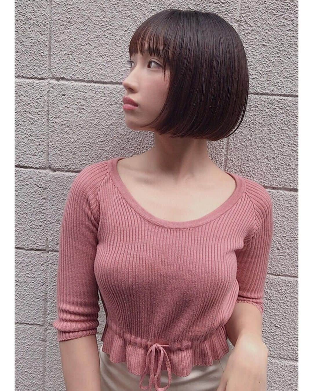 岡田サリオさんのインスタグラム写真 - (岡田サリオInstagram)「もたつきがちな後ろ髪をすっきりしてもらったよ🐹 首がたくさん見えるから緊張するなあ。 @toshinoriiii * * 1枚目のニットは @rurume_official のセットアップのトップスで、 3枚目動画のアシンメトリースカートも #ルルミー です。 揺れるととっても可愛いくてお稽古のときでも着ちゃう。  #fashion#韓国ファッション#韓国ファッション通販#美肌#美白#美容室#トリートメント#ショート#ボブ#夏服#likeme#followforfollowback#followｍe#美容#社交ダンス#ルンバ#ダンス#ペアダンス#サムスミス#samsmith#palace」6月24日 17時15分 - salio.fficial