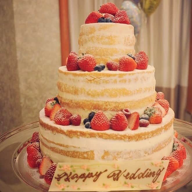 ホテルモントレウェディング【公式】 のインスタグラム：「♥ ￣￣￣￣￣￣￣￣￣￣ @montereyweddingをフォローして 『 #モントレ花嫁 』『 #ホテルモントレ』の タグをつけて投稿してくださいね＊*. . スポンジが薄く見える ネイキッドケーキをご紹介✧*. とってもかわいくて人気です♡ . ◆ホテルモントレ公式HPはこちら* https://www.monterey-wedding.jp . #モントレ #モントレ花婿 #dressy花嫁 #プレ花嫁 #marry花嫁 #卒花 #marryxoxo #wedding #weddingceremony #weddingreception #weddingparty #weddingdress #dress #flower #weddingbouquets #プラコレ #結婚式場 #ウエディングニュース  #日本中のプレ花嫁さんと繋がりたい #結婚式 #パーティー #披露宴 #ホテルウェディング #ウェディングケーキ #weddingcake #cake #cakedecorating」