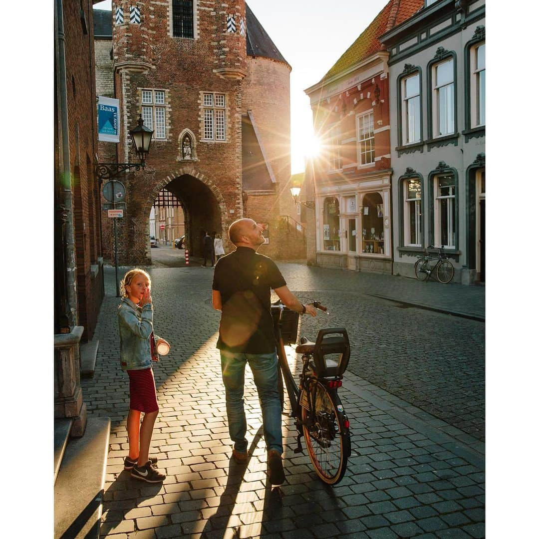 Eelco Roosさんのインスタグラム写真 - (Eelco RoosInstagram)「Really enjoyed my time in Bergen op Zoom, the weather was great, food was amazing and the atmosphere in the city was so inviting. I actually had no clue it had such an historic city center, including the oldest hotel of the Netherlands, called ‘de Draak’ or ‘the Dragon’. The gate pictured here dates back to the 14th century, which means it was built in the Middle Ages!  #Bergenopzoom @aangenaambergenopzoom @visitbrabant #brabantisopen #ad」6月24日 17時08分 - croyable