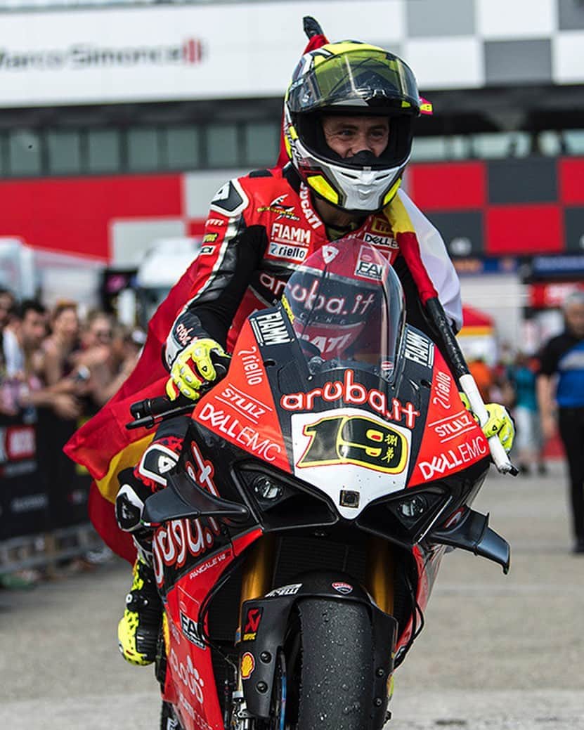 Ducati Japanさんのインスタグラム写真 - (Ducati JapanInstagram)「【SBK】バウティスタがスーパーポール・レースで14勝目を挙げるも、ドゥカティおよびArubaチームにとって満足できる結果を出すことはできず  2019スーパーバイク世界選手権第7戦イタリア🇮🇹ラウンドがミザノ・ワールド・サーキットで開催されました。 Aruba.it Racing – Ducatiチームのアルバロ・バウティスタとチャズ・デイビスは、レース1をそれぞれ3位と5位でフィニッシュしました。豪雨によるコンディションの悪化でスタートが遅延。さらに、スタート後わずか3周で、路面コンディションによりレースは赤旗中断となりました。その結果、レースは18周に短縮されました。  翌日行われたスーパーポール・レースで、バウティスタは圧倒的な強さを見せて14勝目を挙げました。レース2では2周目のターン4でクラッシュ、レースには復帰したものの14位フィニッシュとなりました。チームメイトのチャズ・デイビスはスーパーポール・レースでは、3周目のターン14でクラッシュ。レースには復帰しましたが、17位でフィニッシュ。マシンのセットアップを一部変更してレース2に臨んだが、グリップ不足に苦しみ、7位でチェッカーを受けました。  第7戦終了時点で合計330ポイントを獲得したバウティスタは、レイと16ポイント差で首位に立っています。合計114ポイントを獲得したデイビスは、8位となっています。第8戦のイギリス🇬🇧ラウンドは、7月5日～7日にドニントン・パークで開催されます。 Aruba-.it Racing – Ducatiチームへ熱いご声援をお願いします!  #ArubaRacing #Ducati #ForzaDucati #SBK #ドゥカティ #パニガーレV4 #riminiworldsbk」6月24日 17時09分 - ducatijapan