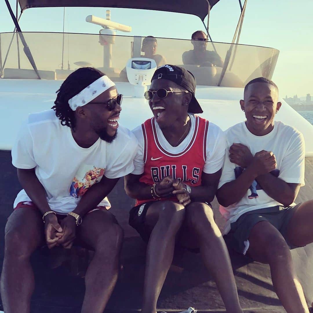 ナサニエル・チャロバーのインスタグラム：「Laughing is contagious around these two 😂🙌🏾」