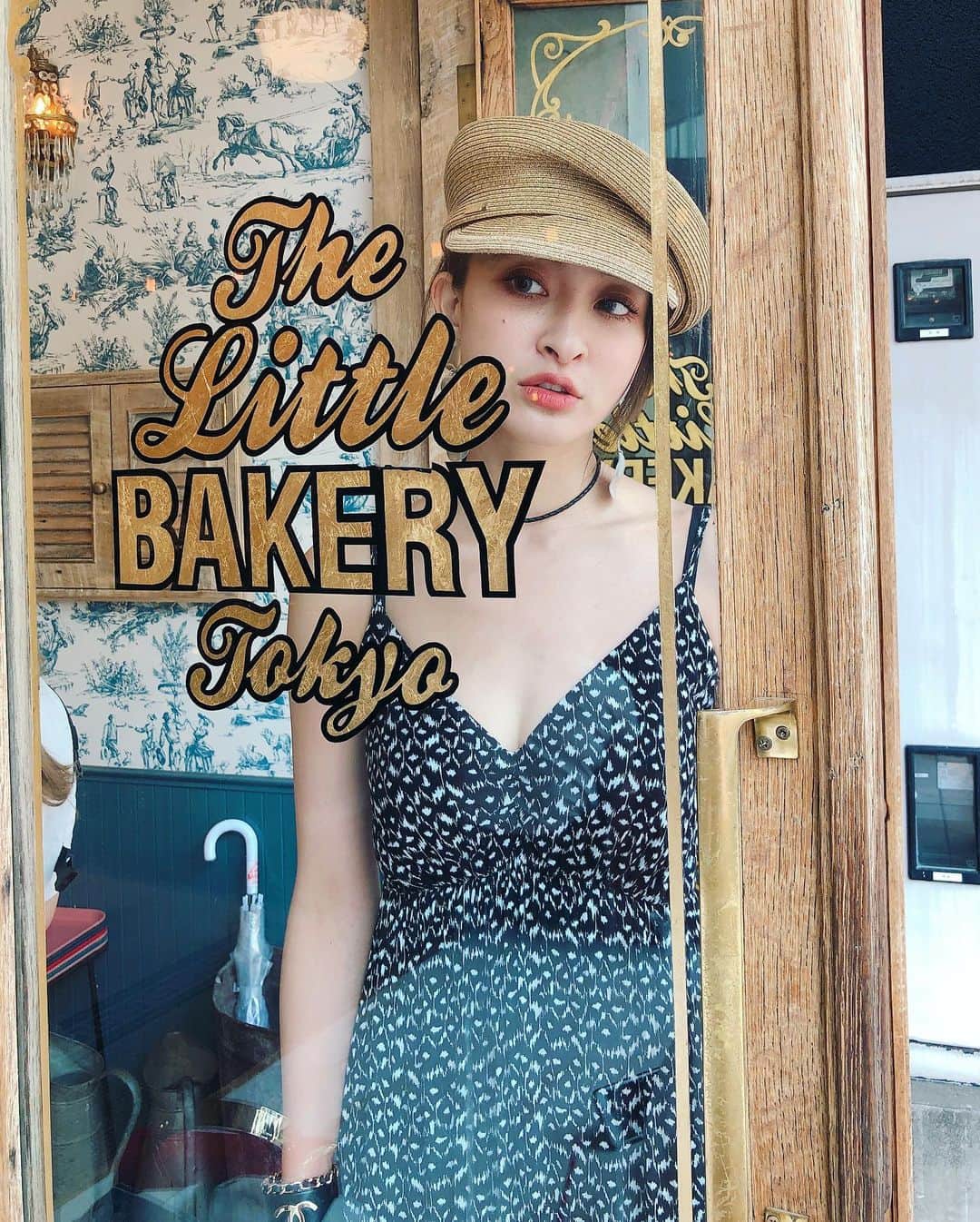 Kerinaさんのインスタグラム写真 - (KerinaInstagram)「. 好久沒有像這樣在表参道的小巷裡慢慢走慢慢逛 發現新開了好多美麗的小店&咖啡廳 終於來到這間超人氣的麵包店💕喜歡它的壁紙超美 可惜去的時候是週六下午人太多不好拍😅  洋裝 @anirek_official  頸鏈手環 @theofficialpandora  帽子 @ca4la_official  #kerinahsuehintokyo #anirek19ss #ANIREK」6月24日 17時11分 - kerina_hsueh
