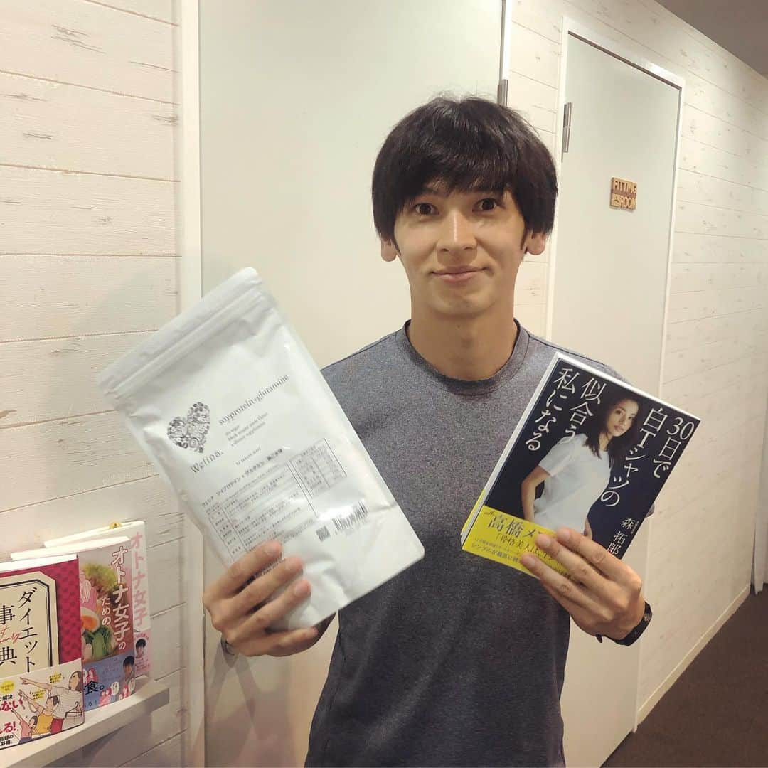 高橋メアリージュンさんのインスタグラム写真 - (高橋メアリージュンInstagram)「It's been a while!久々のtraining! ハイキングしたりはしてましたけどね⛰お尻集中🍑 もうすでにプルプル、ガクブルです。 ・ ・ 森さん始め、最近周りみんな走ってるので走りたいなと思うこの頃。「この季節からはおススメしーひんで。」と森さん。 …たしかに。 ・ ・ (photo2) #30日で白tシャツの似合う私になる  こちら #ストレッチ本 #ボディメイク本 ですよー！ コーディネート本ではありません。笑 上半身引き締めたい方、ぜひ！ 下半身は #30日でスキニーデニムの似合う私になる を是非読んで下さい^_^ ・ ・ 森さんプロデュースの #welina の #プロテイン から #黒ごま味 が出て即購入。帰って早速飲みました^ ^ 今まで #黒蜜きな粉味 が殿堂入りでしたが、黒ごま味もすごく美味しいー！:))) ・ ・ さて、身体も心も強くなるためトレーニング定期的に行かなきゃ！ ・ #森拓郎  #メアトレ #お尻トレーニング #hipup」6月24日 17時23分 - maryjuntakahashi