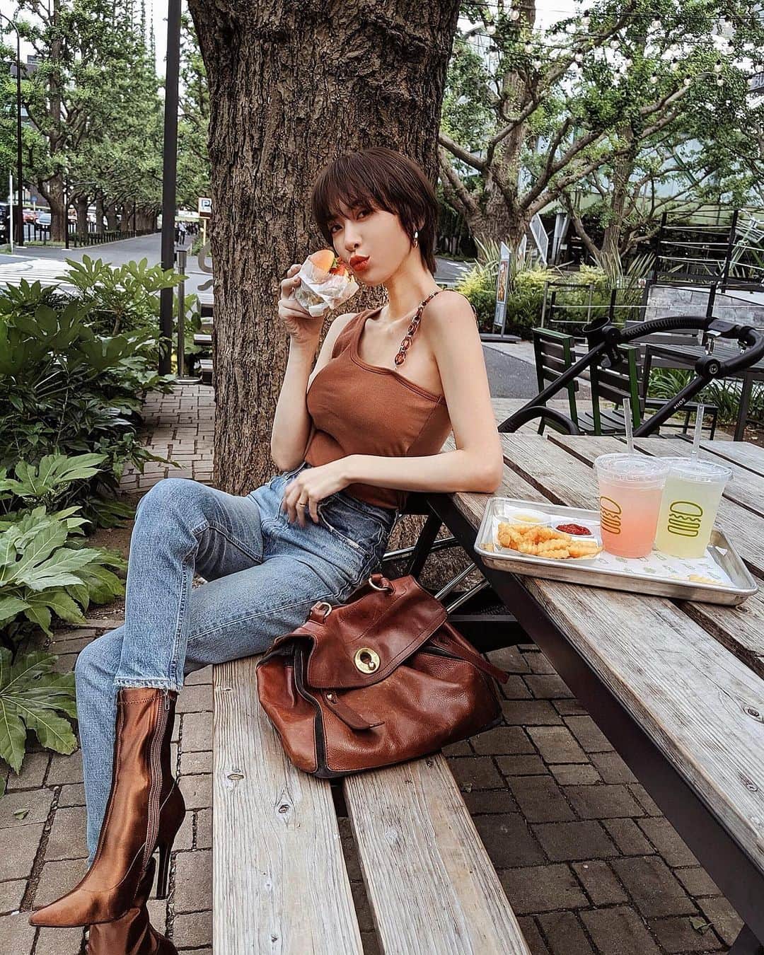 ソンイのインスタグラム：「ひっさびさにShake Shack🍔🤤🍟✌🏼﻿ ここのレモネードだいすき🍋🥤💛﻿ ﻿ 🍔トップス : @evris_official﻿ 🥤デニム : @moussyofficial﻿ 🍔ブーツ : @yelloshoes_official﻿ 🥤バッグ : @ysl」