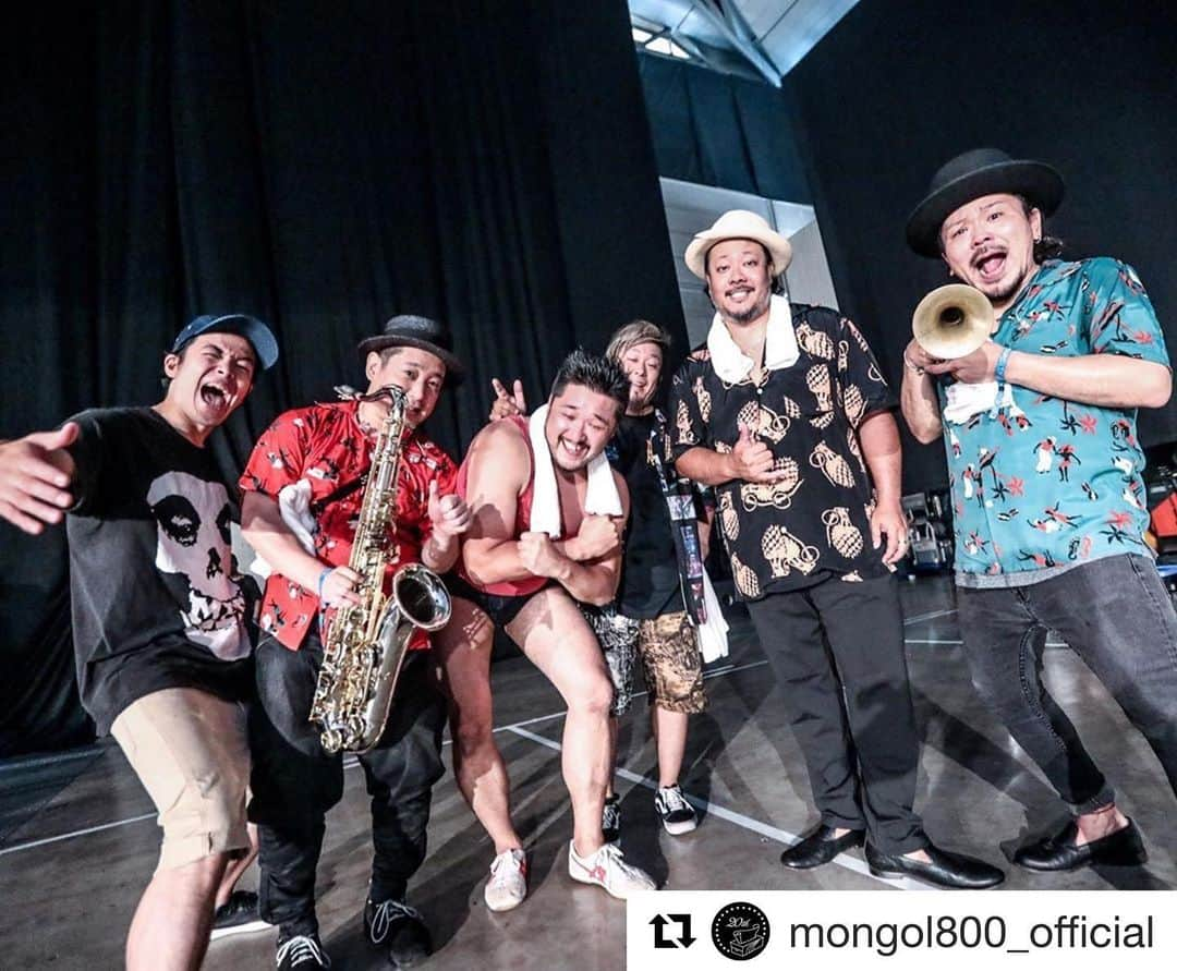 シーサーさんのインスタグラム写真 - (シーサーInstagram)「#Repost @mongol800_official ・・・ 訃報  MONGOL800、UKULELE GYPSYのサポートメンバー、アレンジャーとして 活動してきた、ヨースケ@HOMEこと宮内陽輔が2019年6月20日午前5時、 急性心不全のため永眠致しました。  生前のご厚情を深く感謝し、謹んでご報告申し上げます。  葬儀につきましてはご家族の意向を尊重し、近親者のみで執り行わせていただきます。  数時間前までいつものようにギターを弾き、歌い、笑って過ごしていたと聞き、 あまりに突然のできごとに、私たちも未だ現実を受け止められない状況です。 きっと本人も、まだ自分に何が起きたのか理解していないかも知れません。  賑やかなことが大好きだった故人です。 彼が奏でてきた数え切れない程の音楽を受け継ぎ、 これからも活動を続けてまいります。  2019年6月23日 MONGOL800 UKULELE GYPSY」6月24日 17時20分 - __seasir__